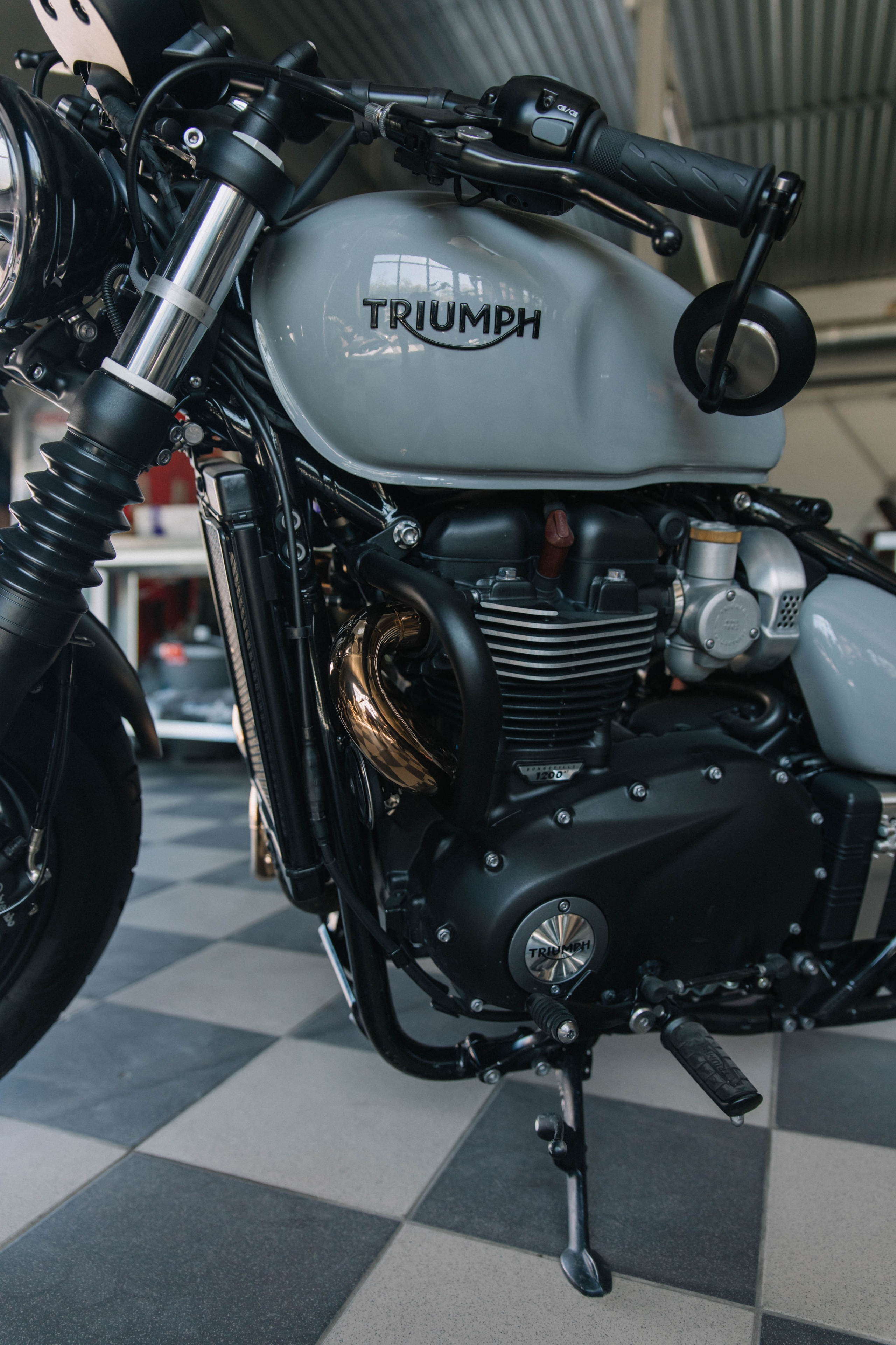 Triumph Bonnevilie Bobber. ......
