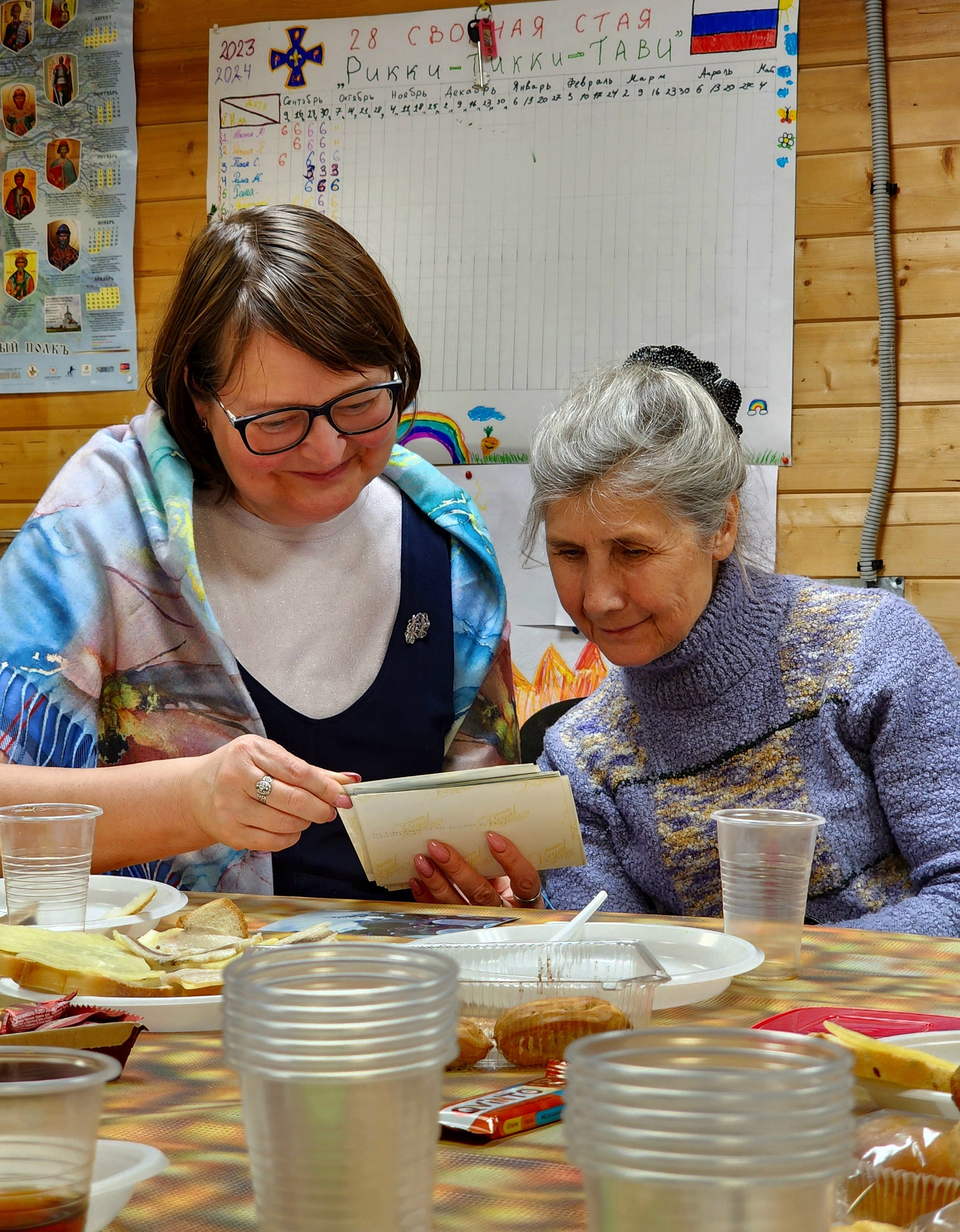 Подруги смотрят фотографии