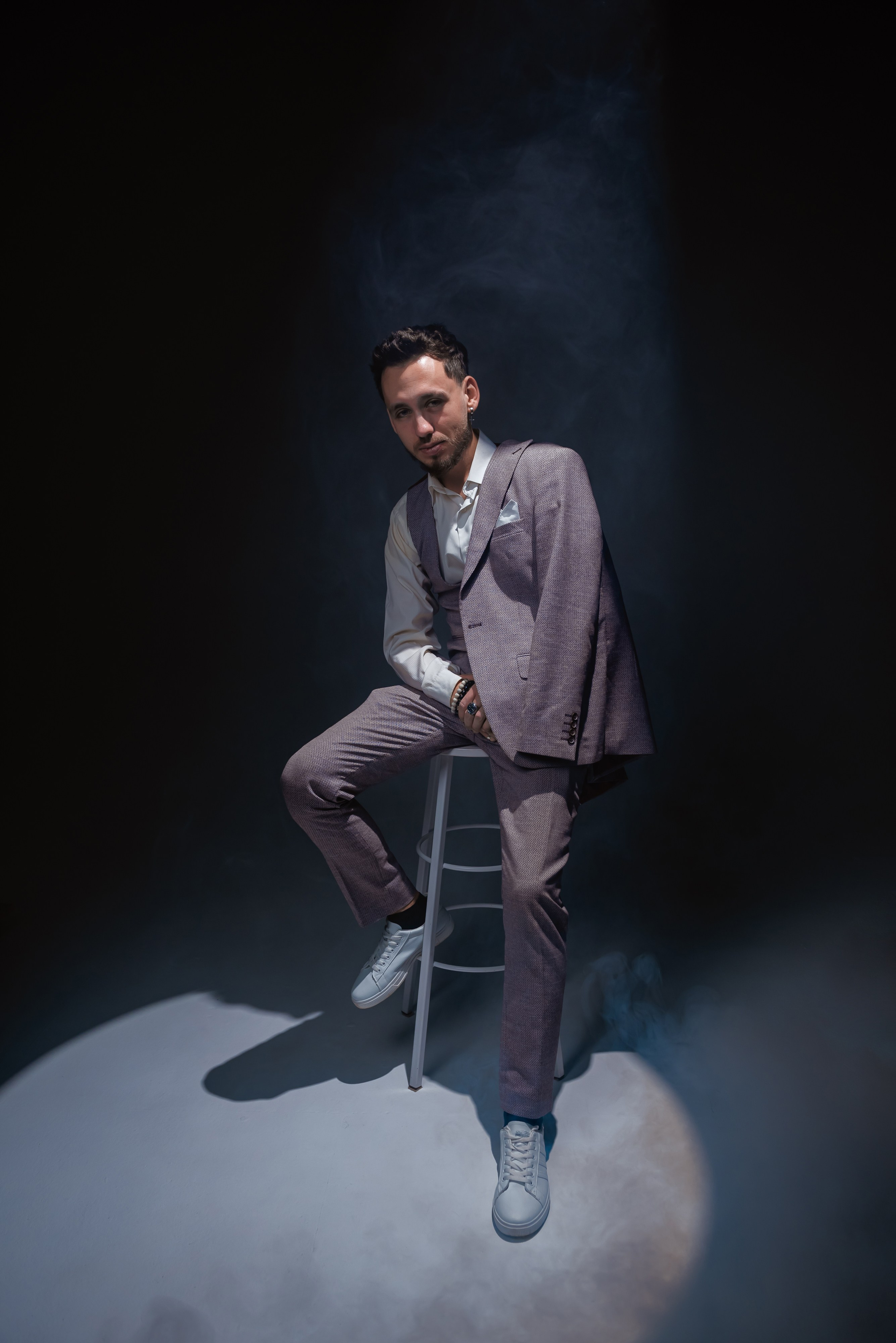 Фотосессия в фотостудии новосибирск, фотосессия в студии, фотосессия на циклорамме, фотосессия со спотлайтом, креативная фотосессия, фотограф новосибирск, фотосессия новосибирск, заказать фотографа в новосибирске, портретный фотограф новосибирск, мужской фотограф новосибирск, фото Юлия Туманова, портретное фото, креативный фотограф, организация фотосессии, фотосессия с дымом, фотосессия для мужчины, мужская фотосессия