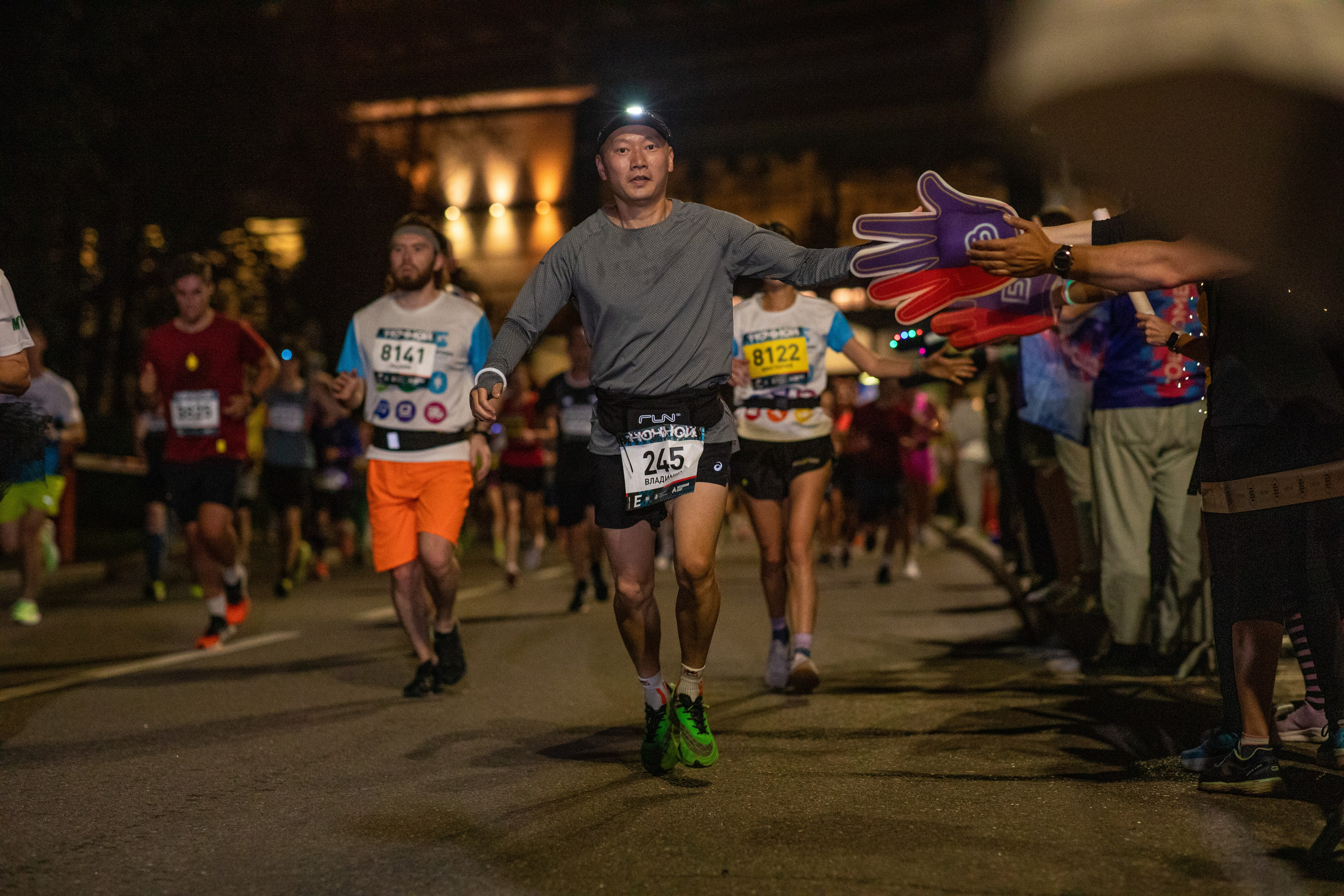 Ночной забег в ленте фотографий бегунов 03.08.24. Фотограф Сергей Ловкий