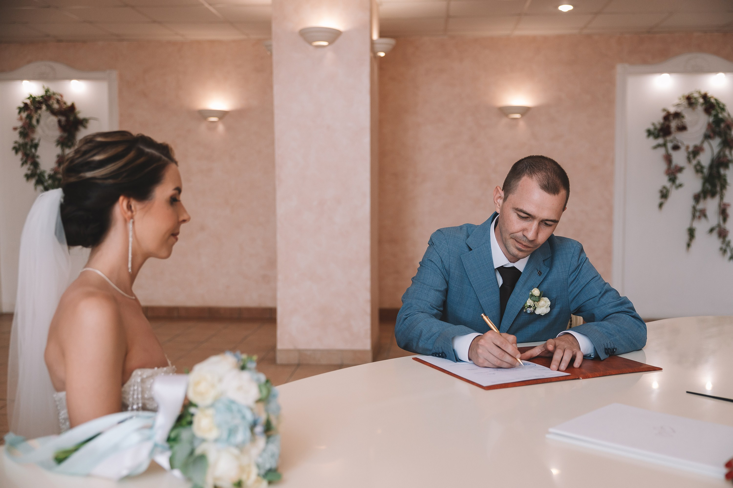 Свадебная фотосессия с росписью в ЗАГСе Видное и фотосессией с машиной. Свадебный фотограф в Москве — Оскар Гелманов