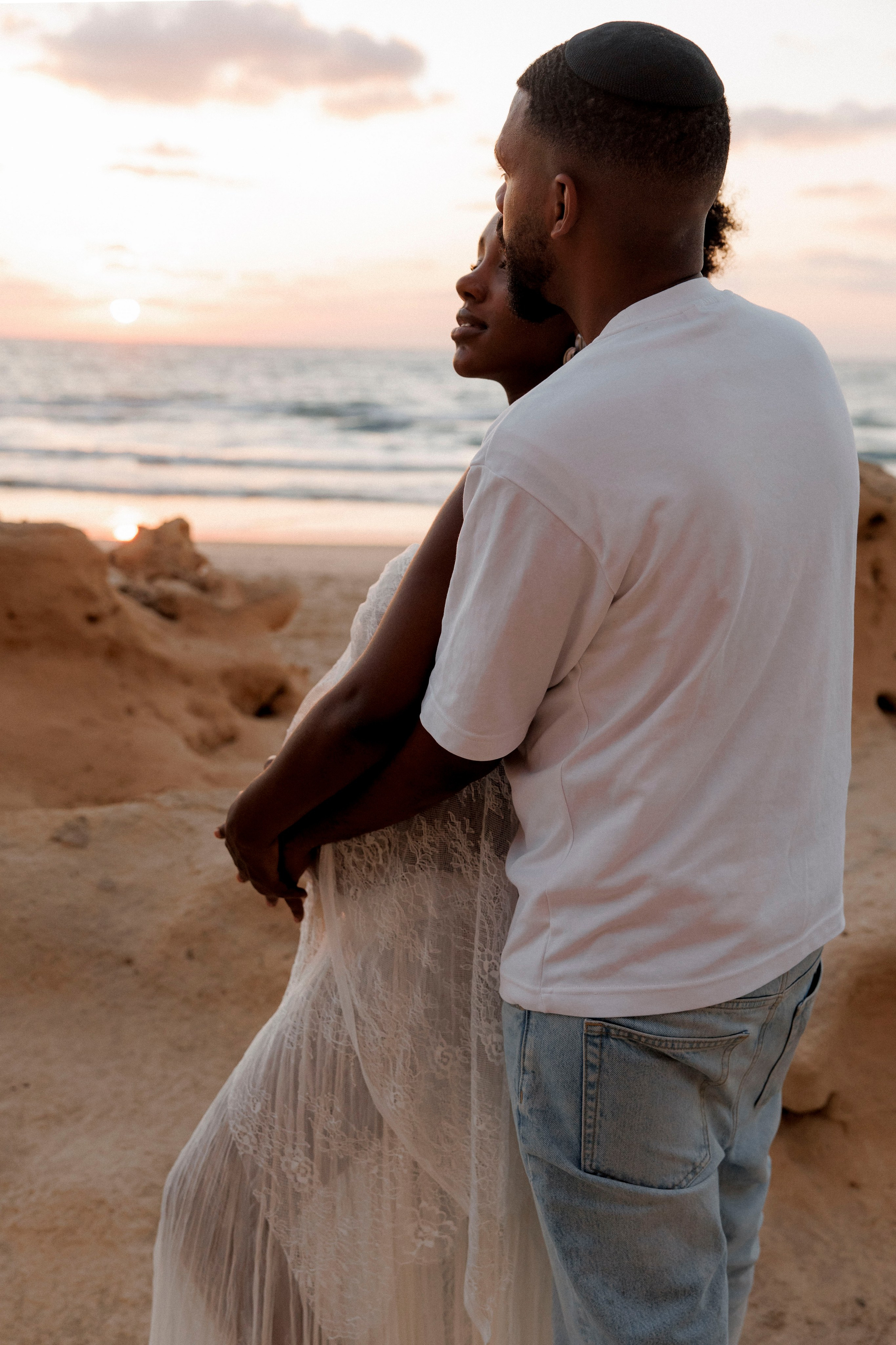 Pregnancy photoshoot near the sea. Главная