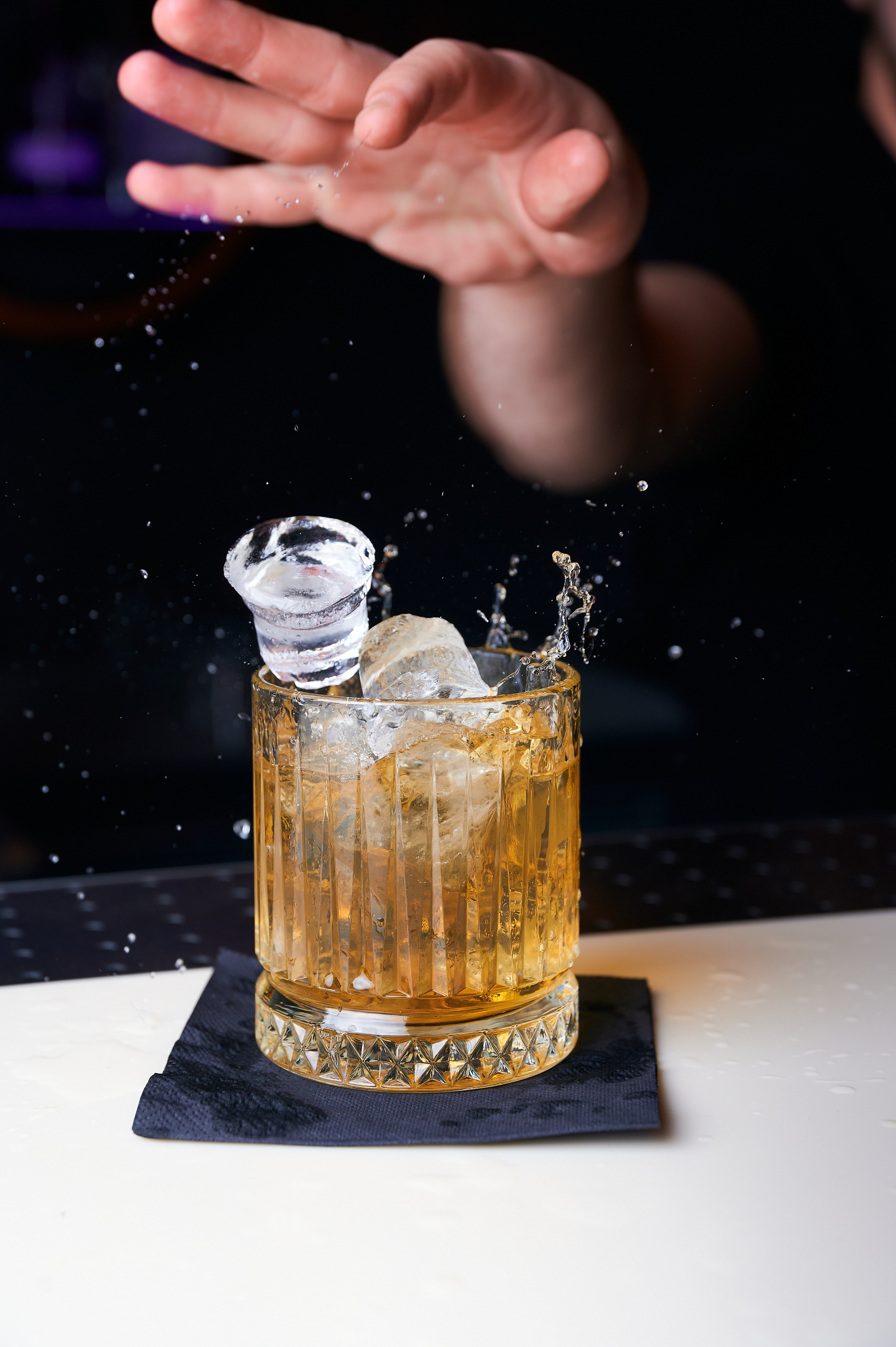 Съёмка для портфолио бармена в баре Сборы Екатеринбург. Качественные фотографии в короткий срок