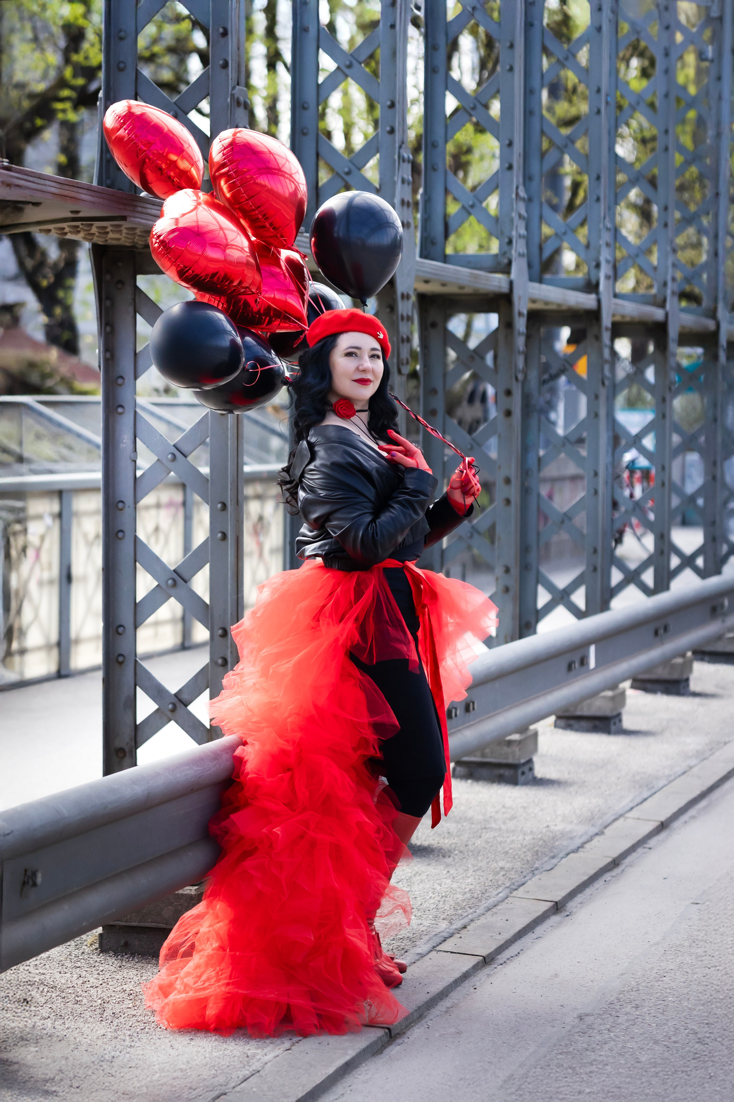 Balloons and red skirt. Photographer in Munich