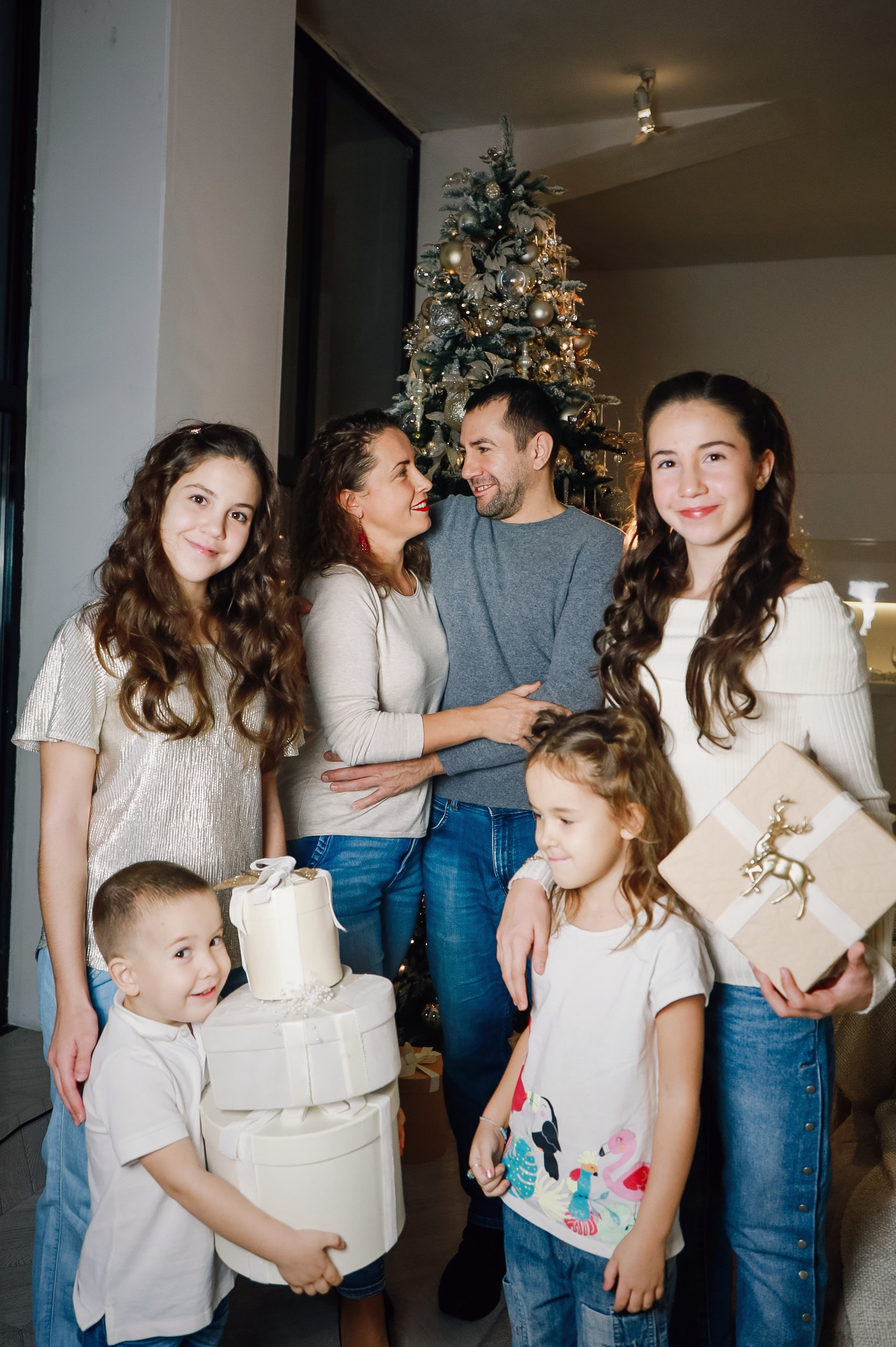 Дружная семья с четырьмя детьми. Визуал для эспертов и блогеров