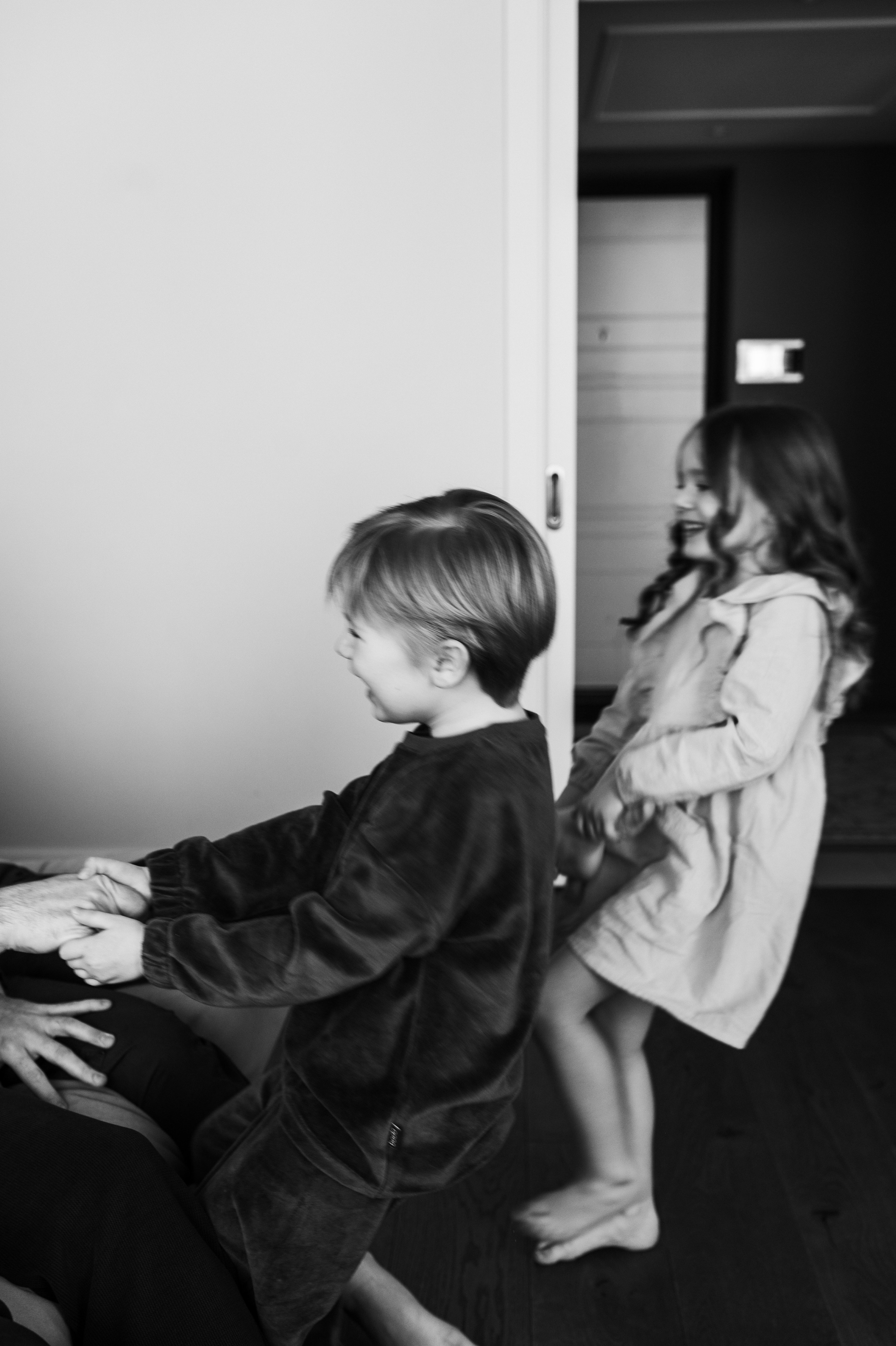 Валентин, Ирина, Евсей, Кира и Агата дома. Семейный и свадебный lifestyle-фотограф в Москве Мария Петрова