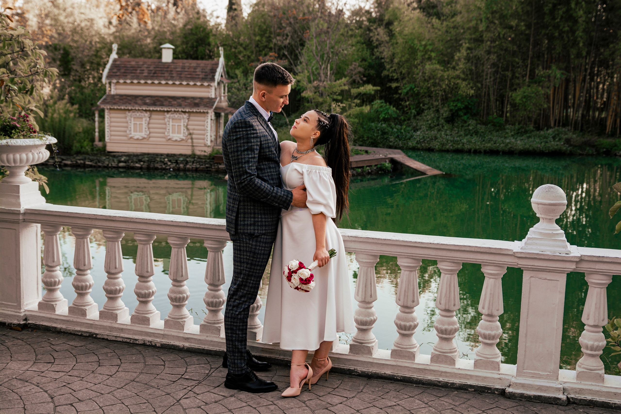 Жених и невеста на свадебной прогулке после регистрации