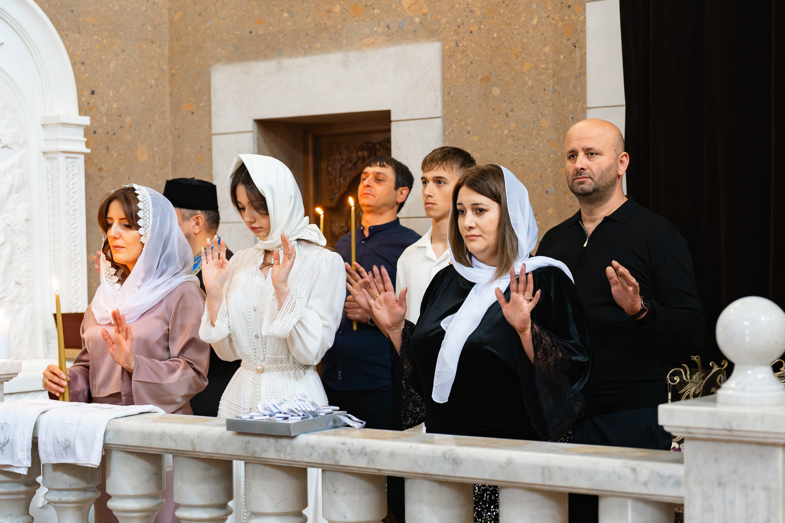 Крещение  ребёнка в храме. Фотограф видеограф Геннадий Янбаев в Сочи, Краснодаре