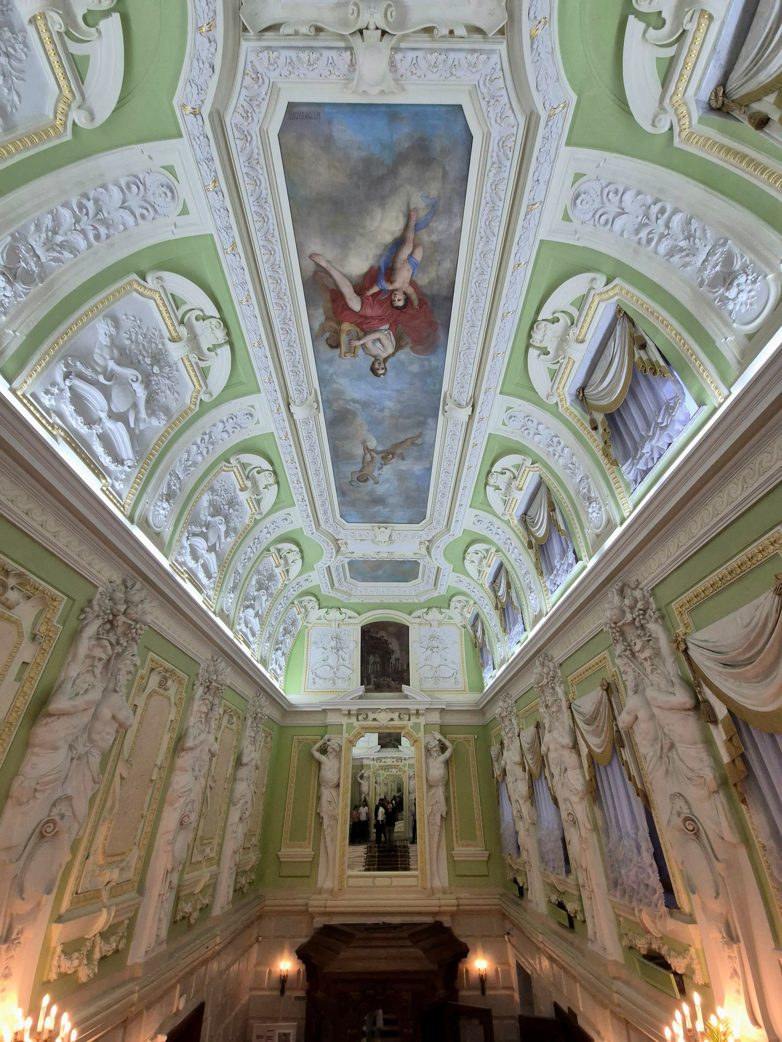 В январе не смогли попасть в усадьбу Рукавишниковых. Испугавшись такого аншлага, в этот раз забронировал сразу две экскурсии - обзорную и в отдел фарфора