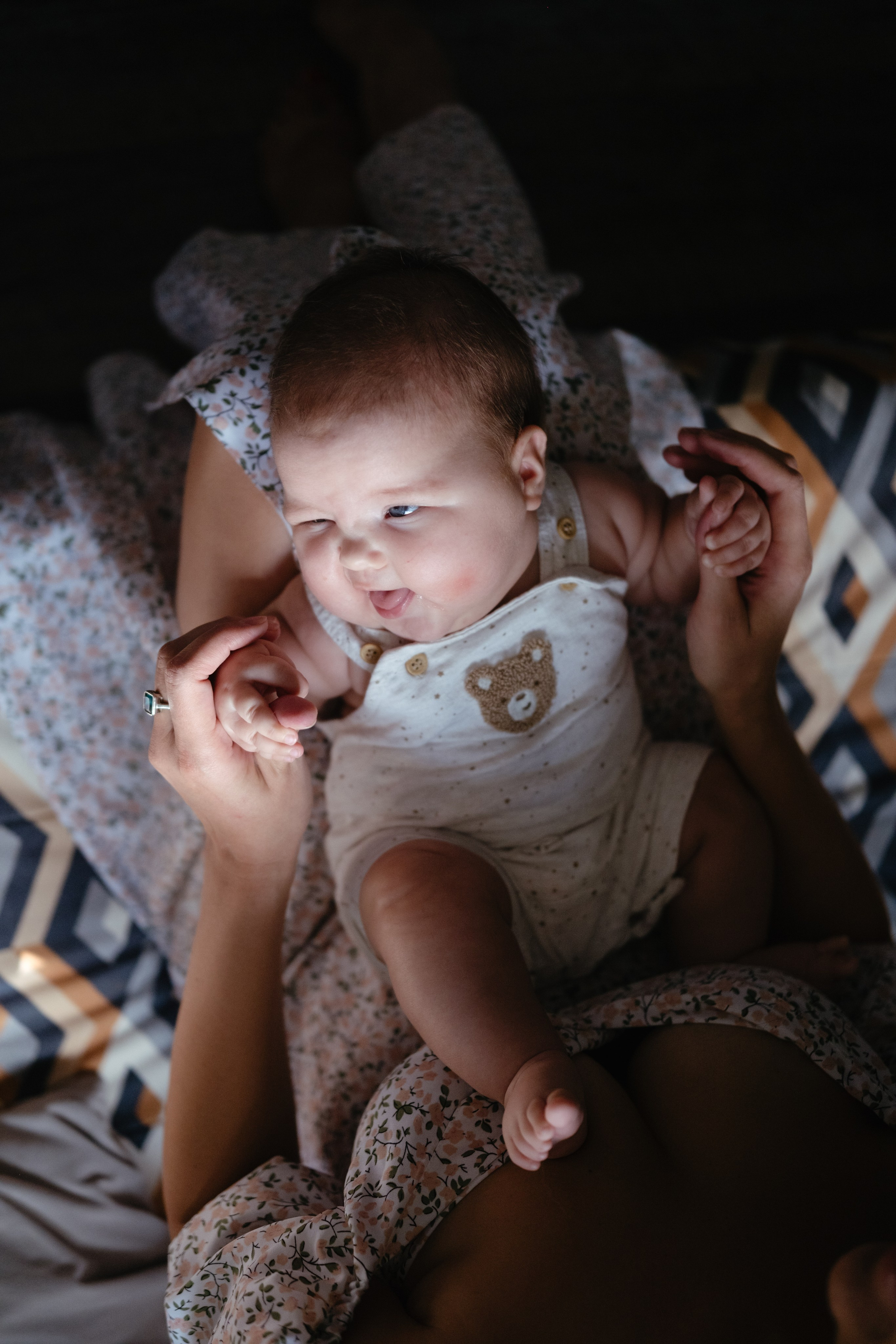 Алиса дома с мамой, братом и котом. Семейный детский ньюборн фотограф в Москве Марта Петрова