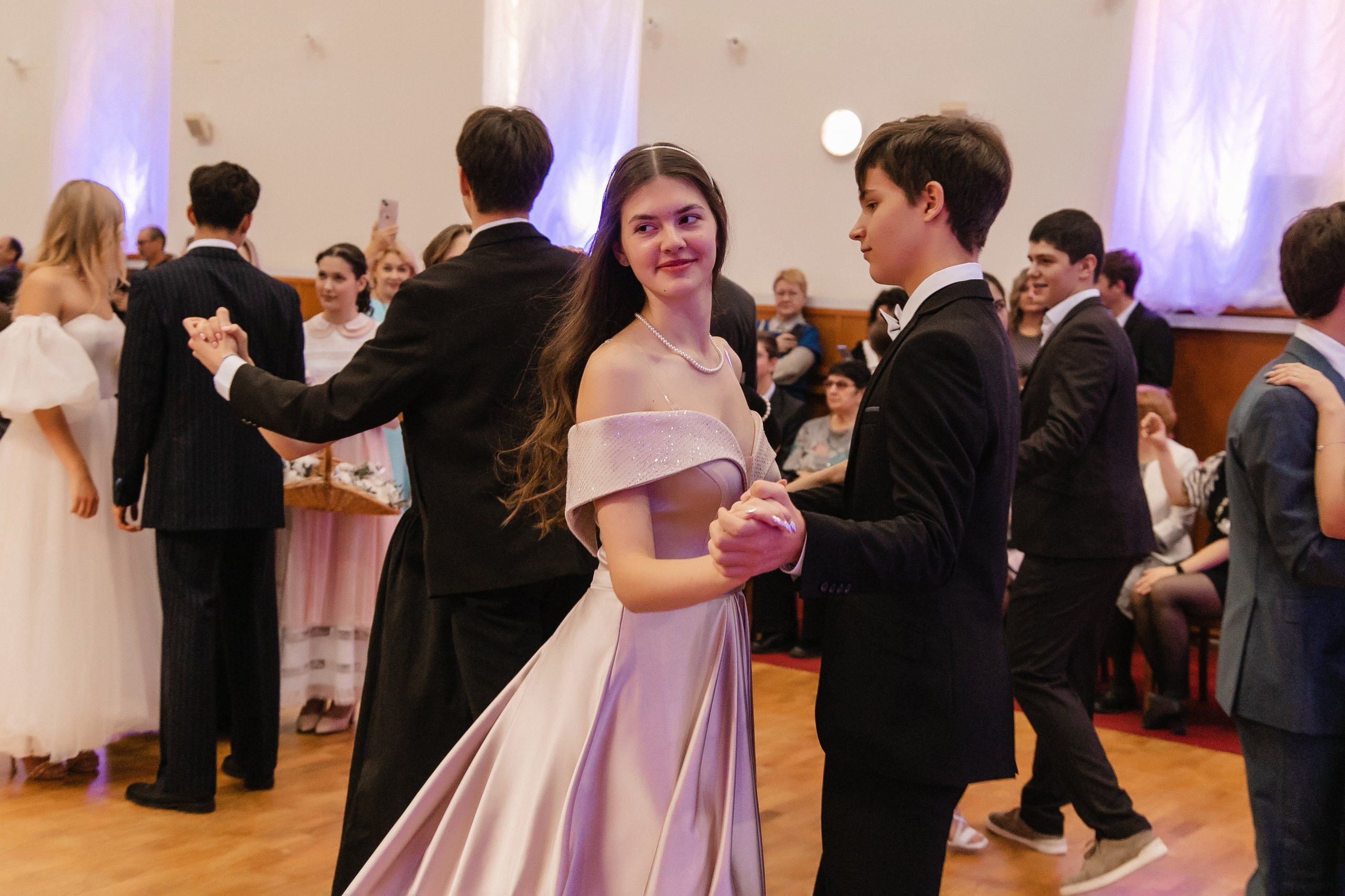 Бал гимназистов 2024. Роман Урумбаев фотограф Нижневартовск