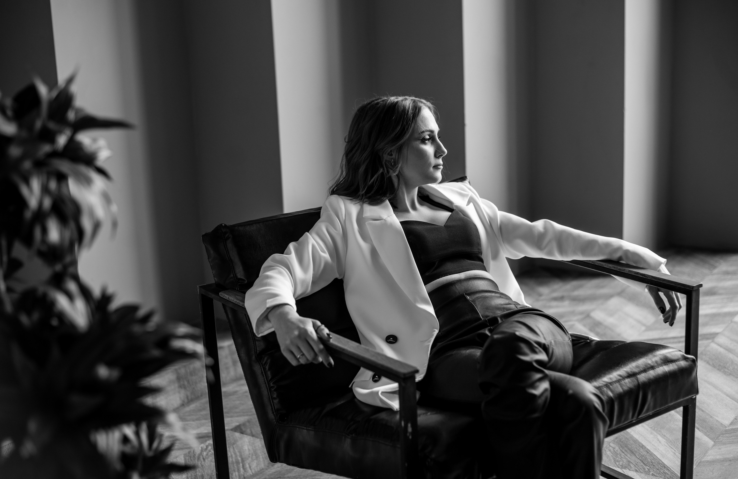 Девушка лежит в кресле