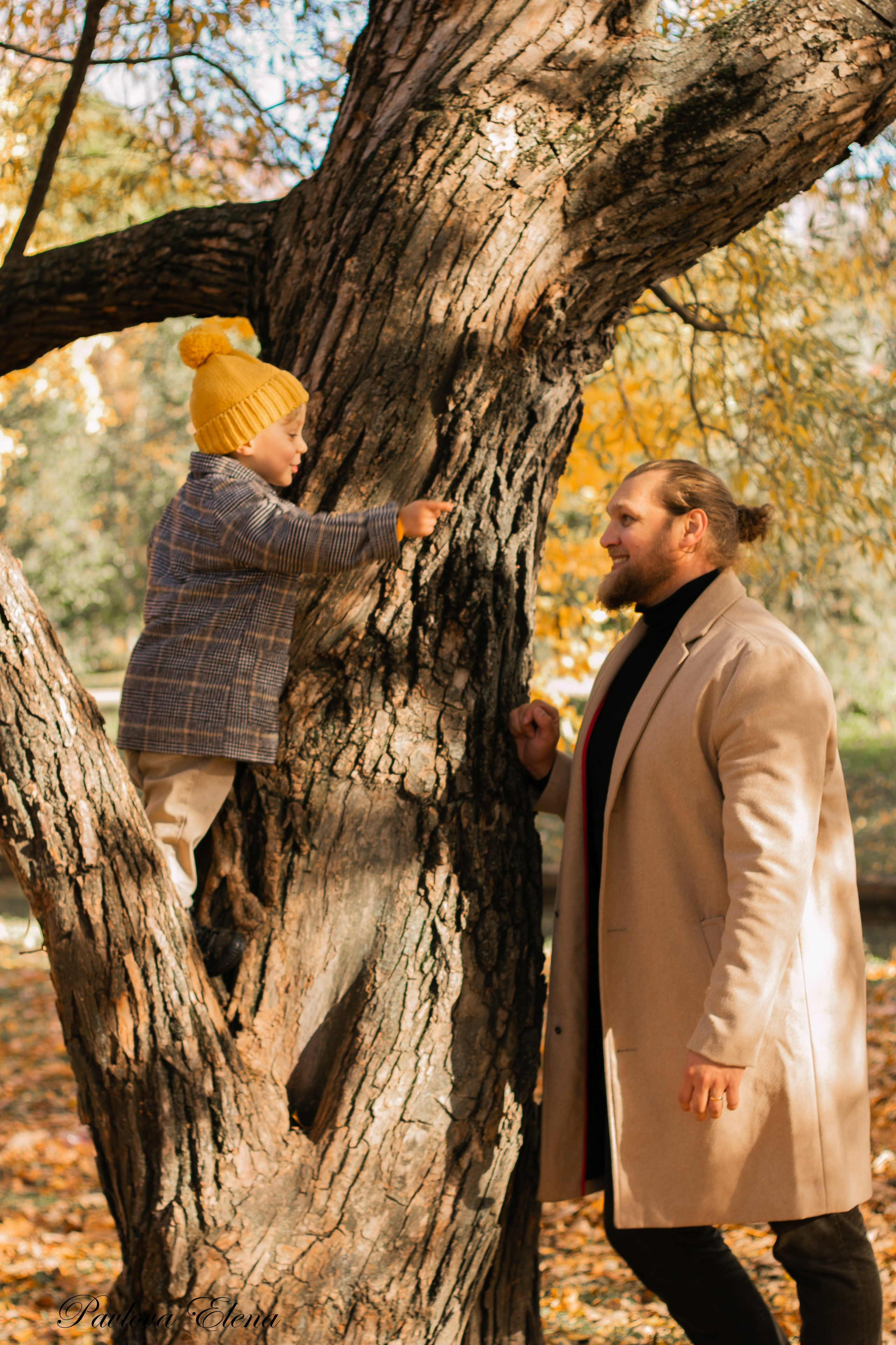 Гоша с папой. Осенняя фотосессия папы с сыном в Парке Победы. Семейный и детский фотограф в Санкт-Петербурге Павлова Елена