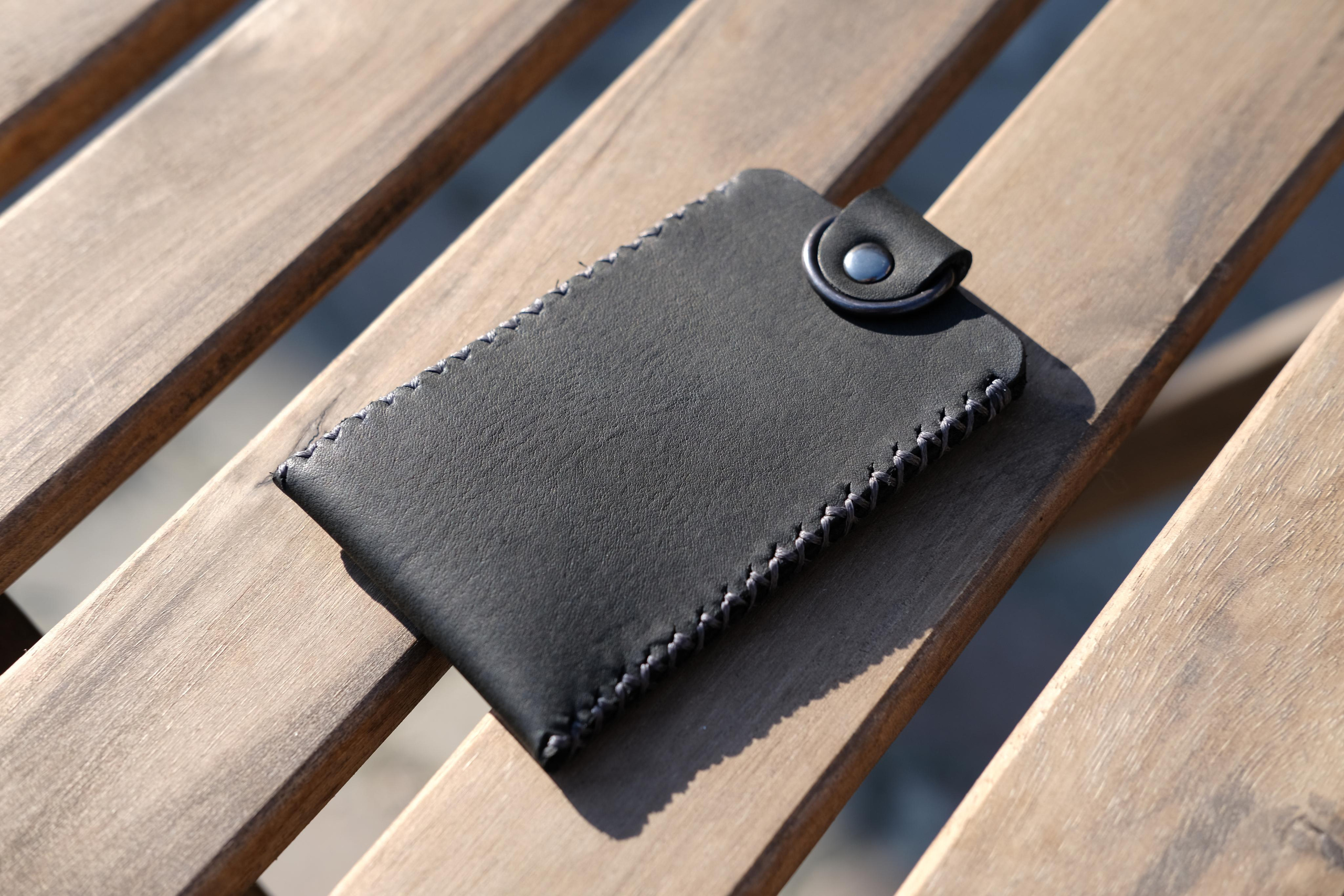 Бейдж для пропуска из чёрной 2 мм юфти. 