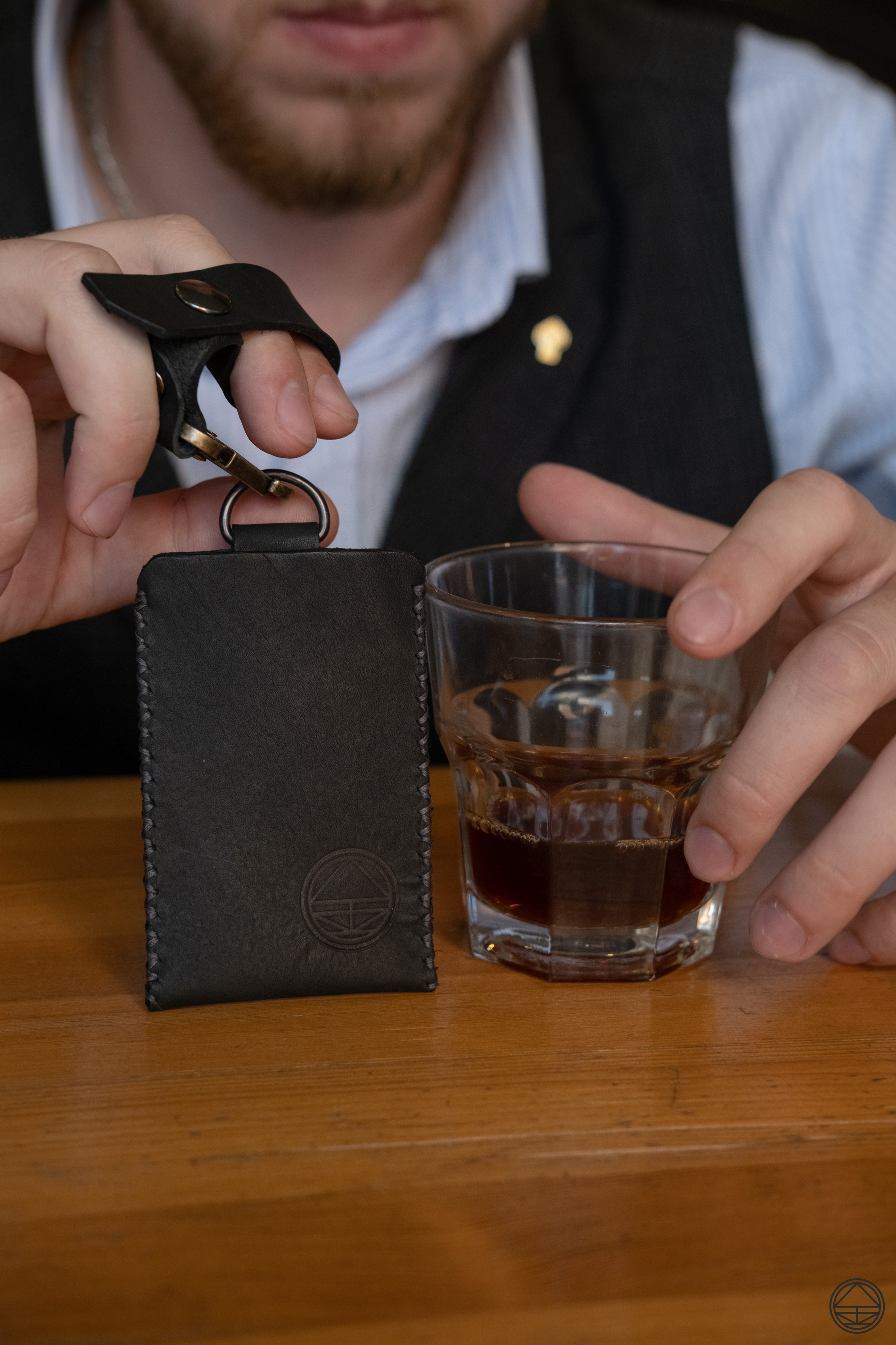 Бейдж для пропуска из чёрной 2 мм юфти. 