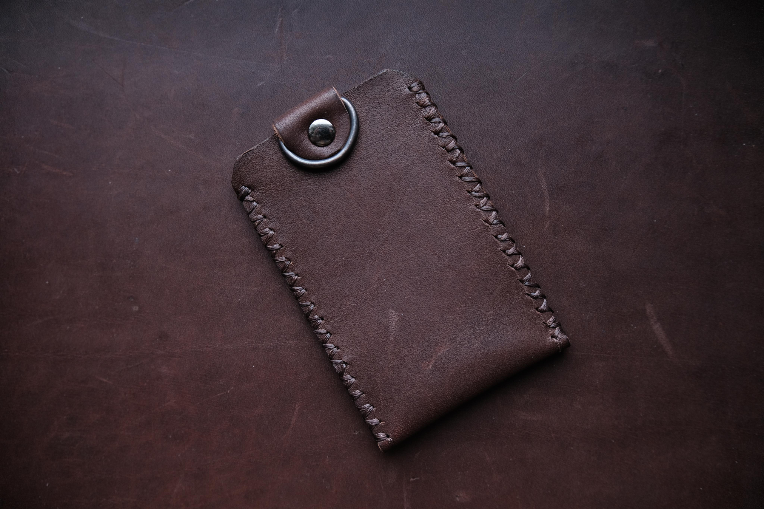 Бейдж для пропуска из коричневой 2 мм юфти. 