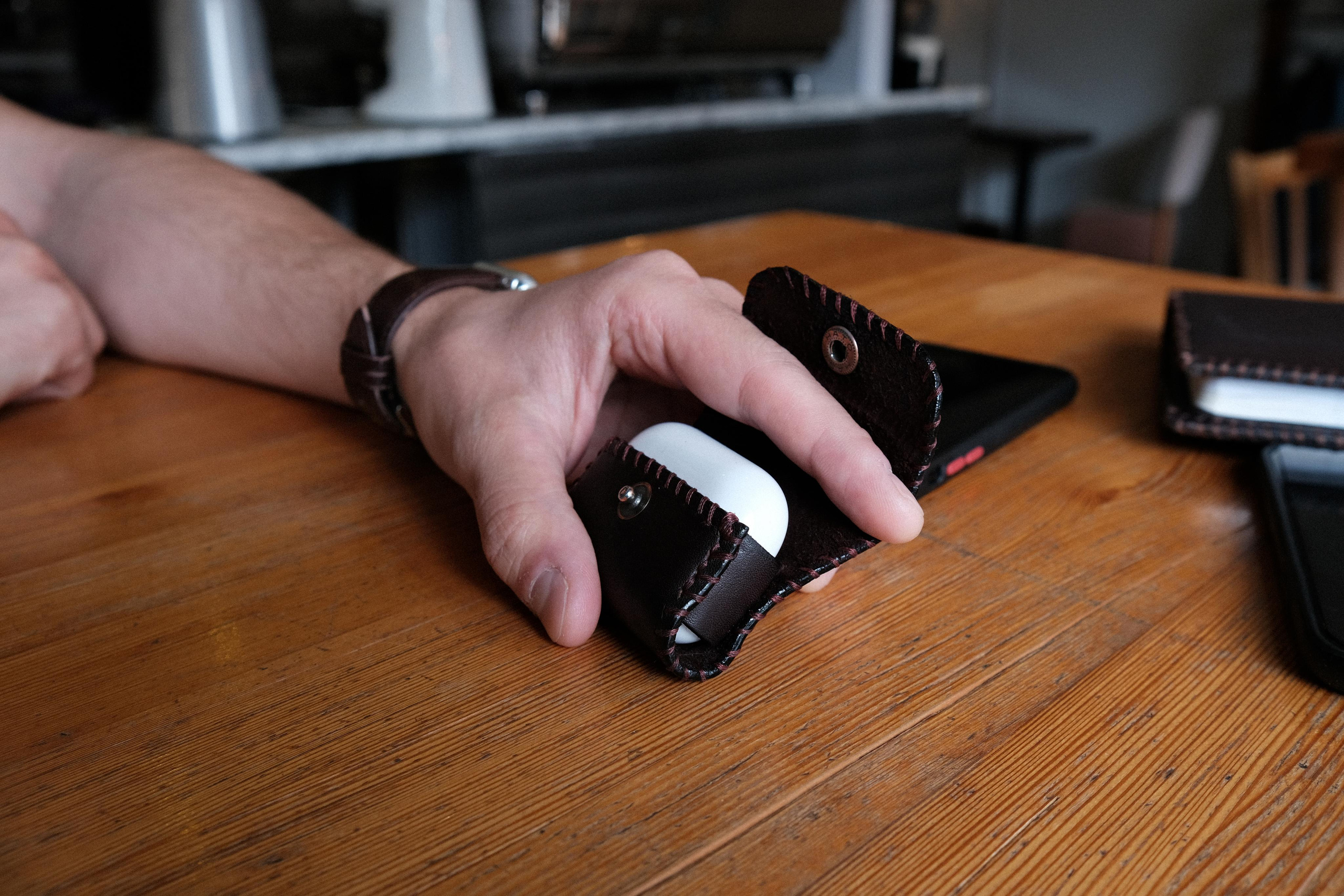 Чехол для наушников AirPods Pro из коричневой 2 мм юфти с матовым финишем. 