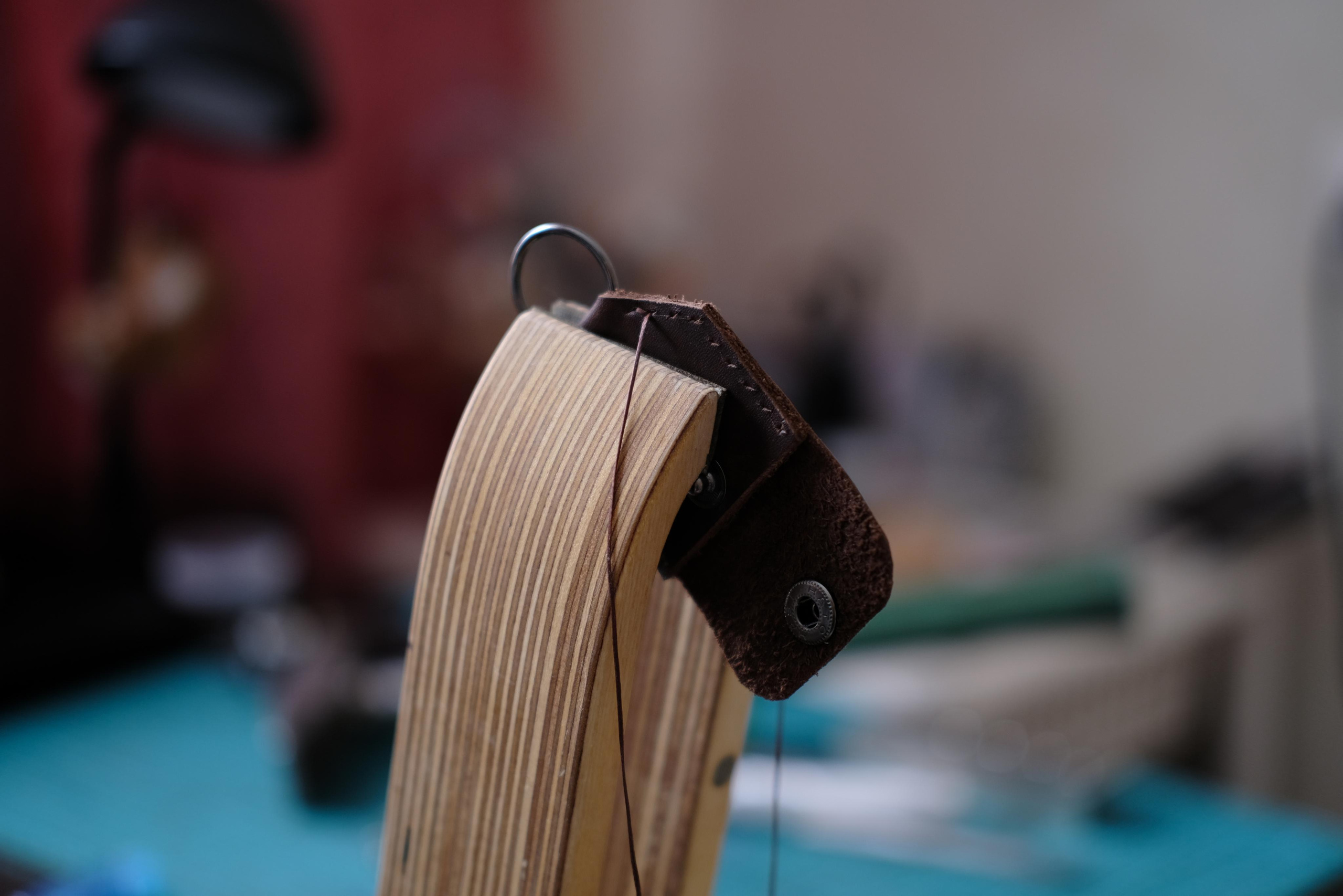 Процесс изготовления чехла для карт флэш-памяти из коричневой 2 мм юфти с матовым финишем. 