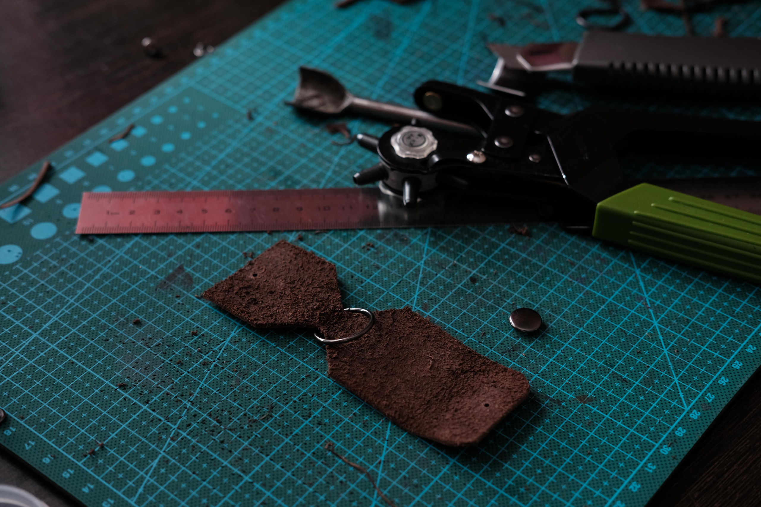 Процесс изготовления чехла для карт флэш-памяти из коричневой 2 мм юфти с матовым финишем. 