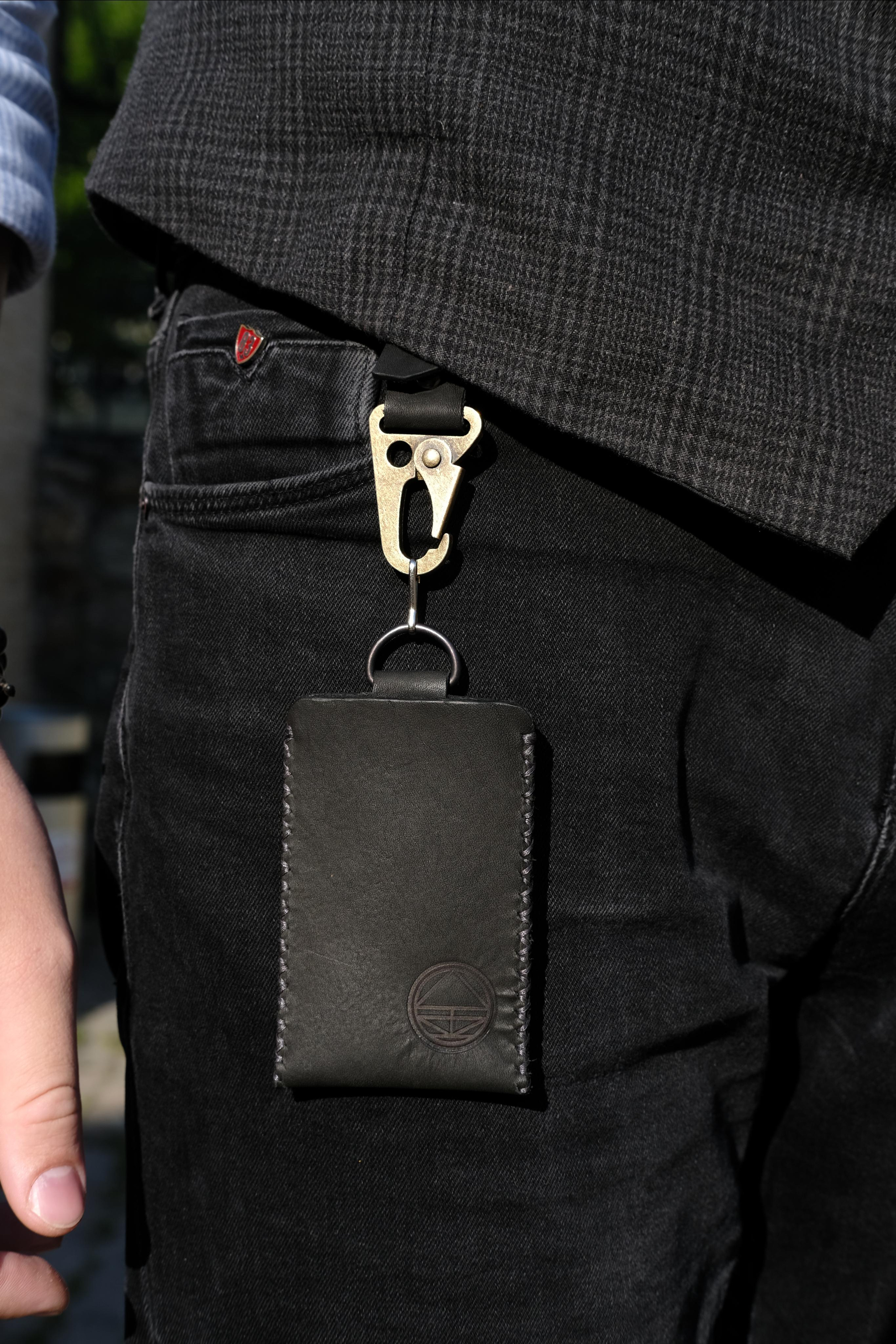 Бейдж для пропуска из чёрной 2 мм юфти. 