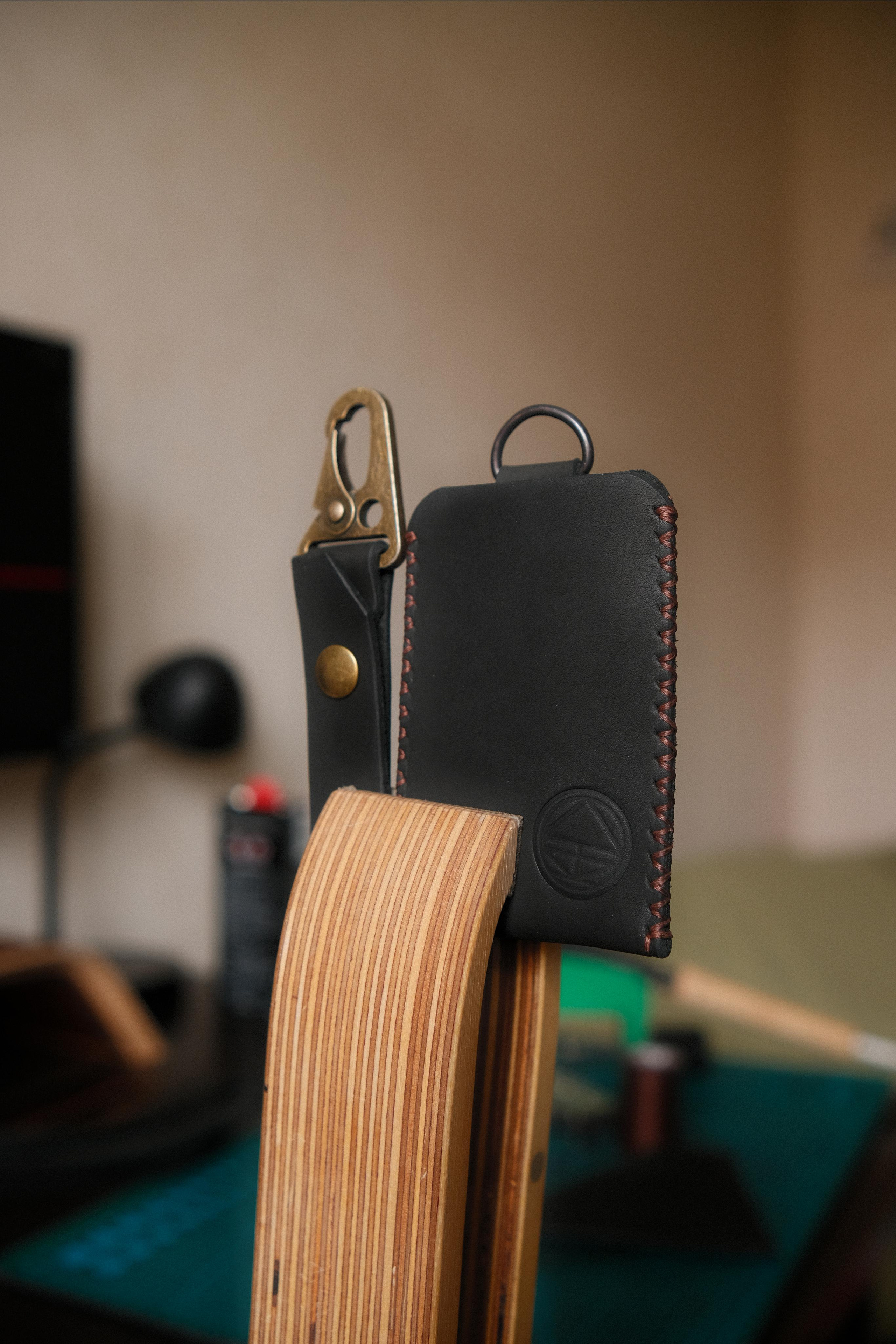 Кардхолдер из 2 мм черной юфти + держатель на ремень.