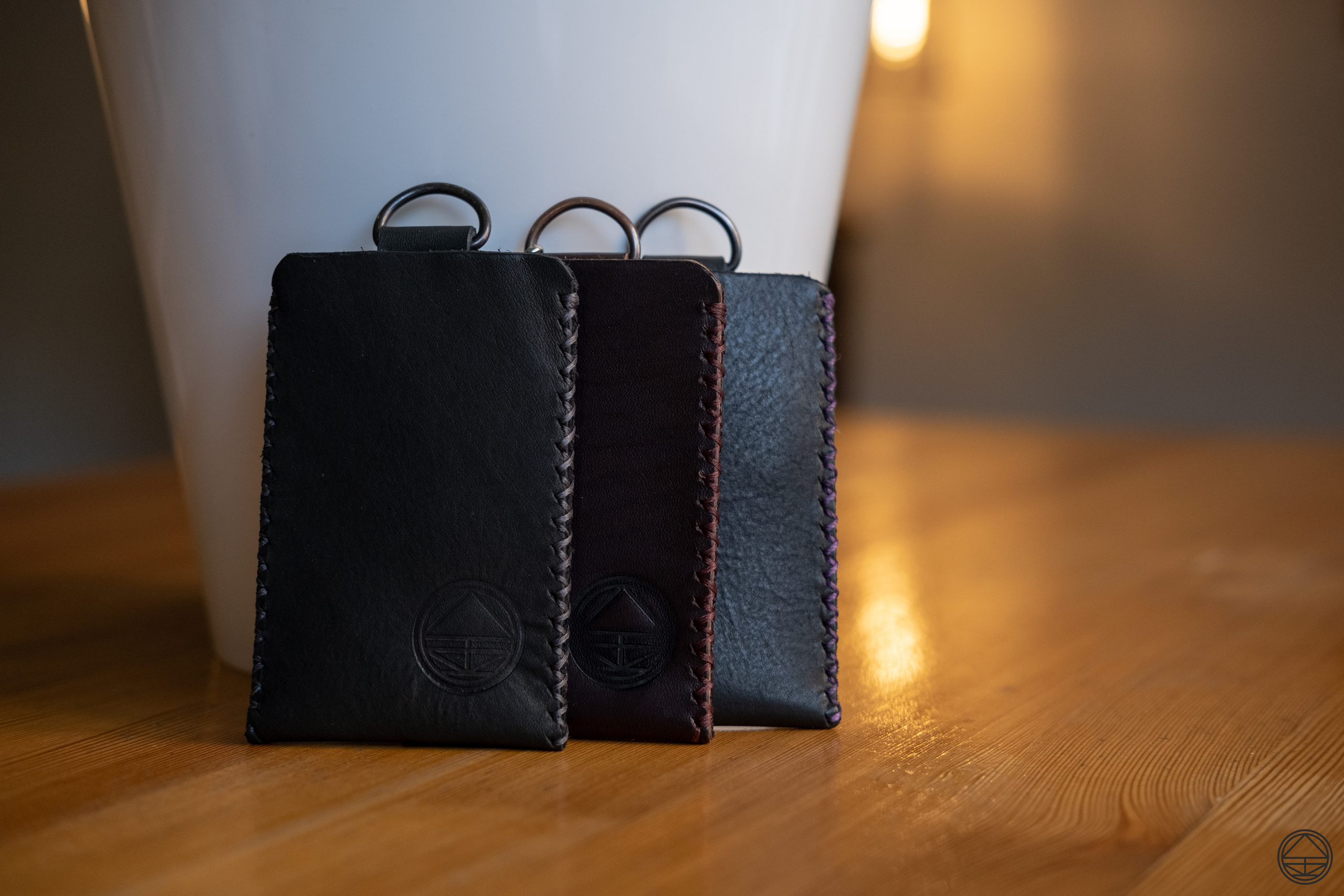 Бейджи для пропуска из коричневой и черной 2 мм юфти. 