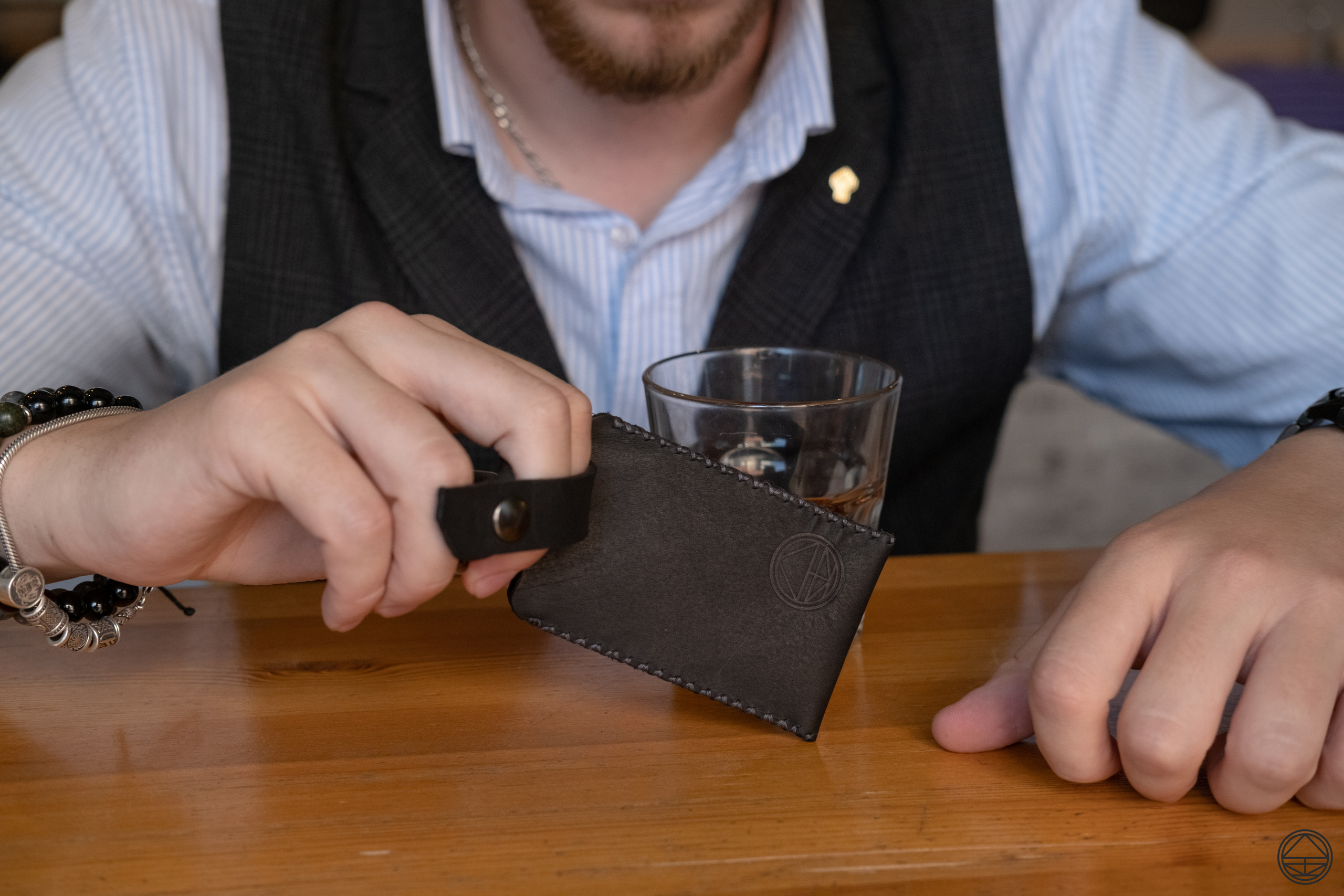 Бейдж для пропуска из чёрной 2 мм юфти. 