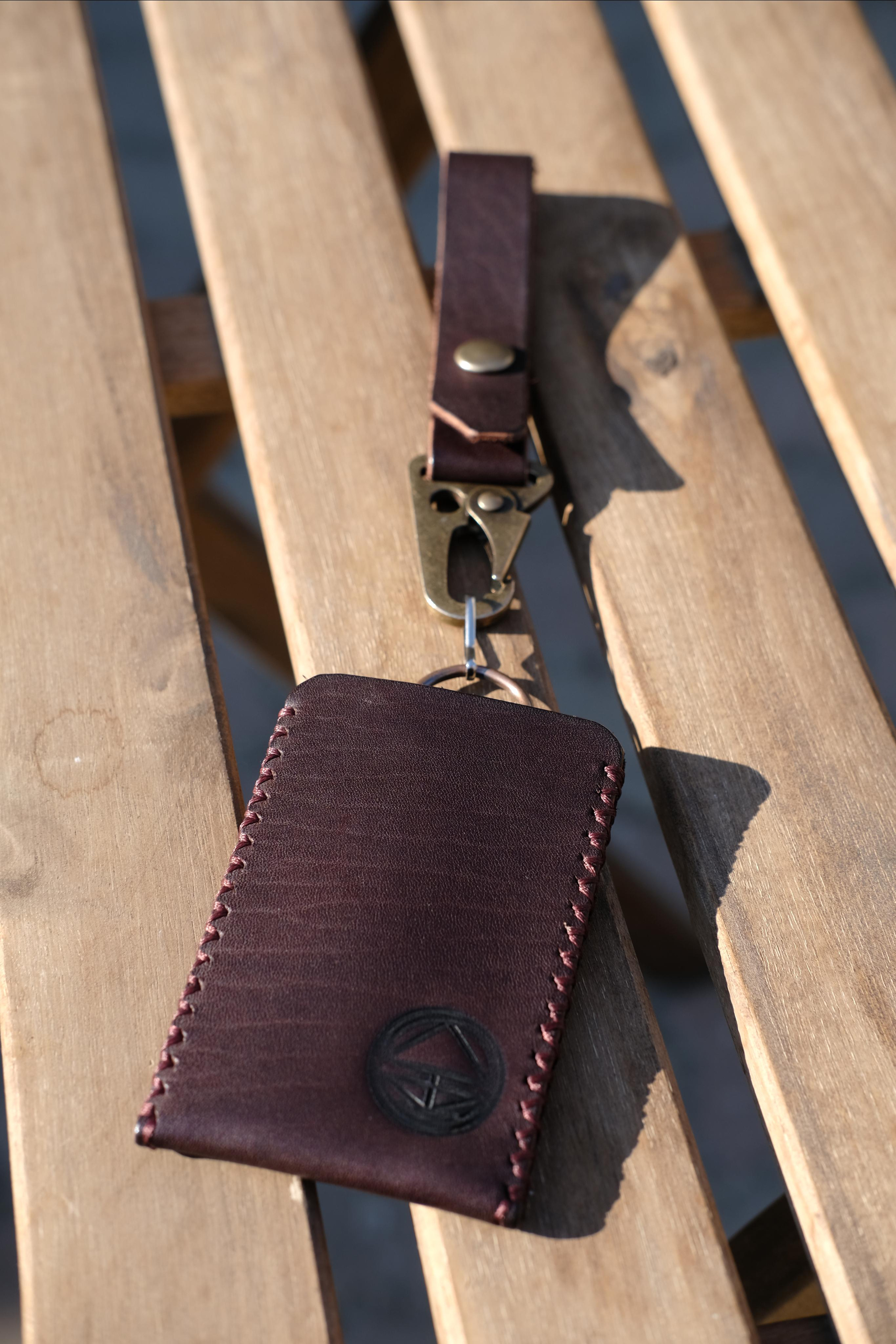 Бейдж для пропуска из коричневой 2 мм юфти. 