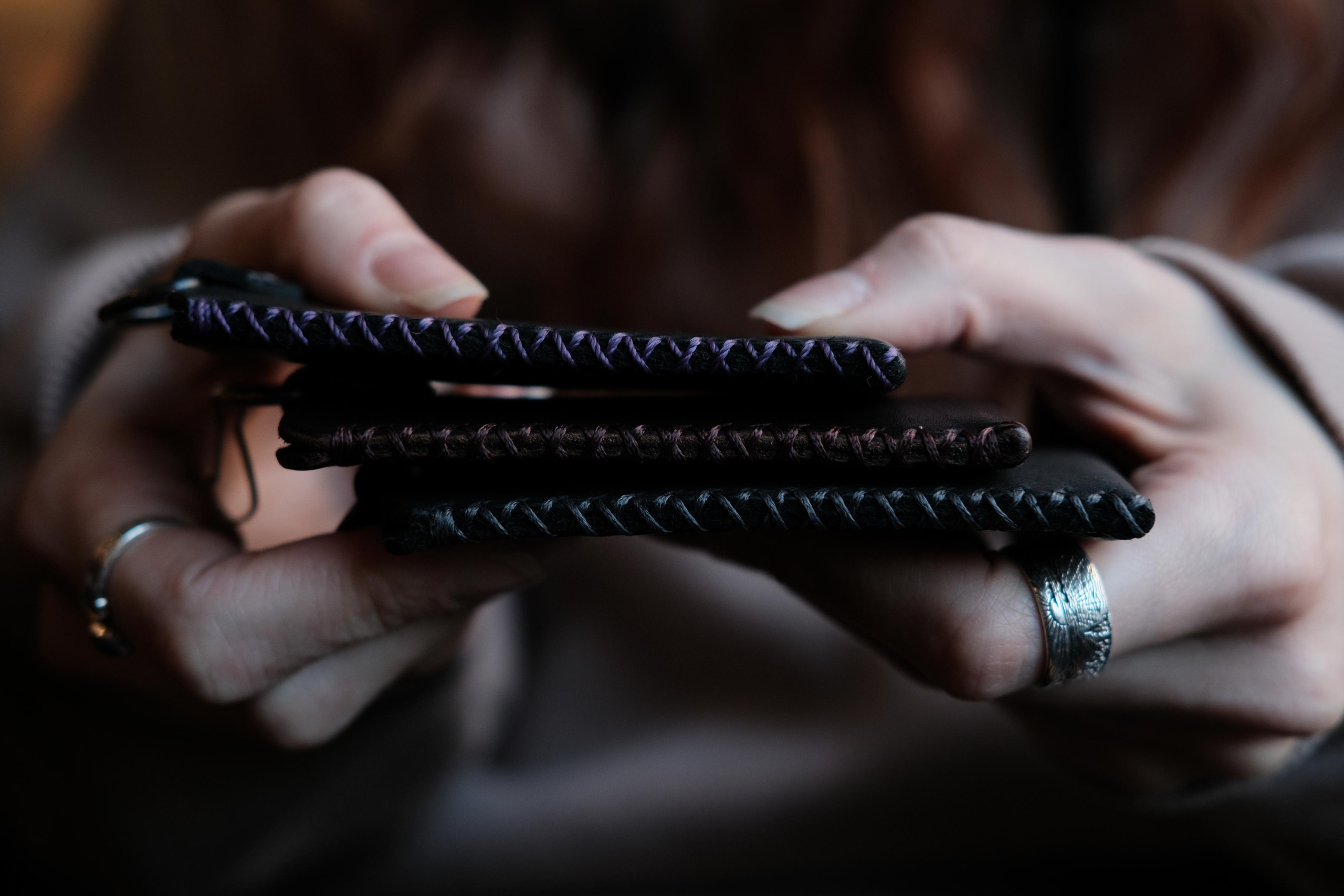 Бейджи для пропуска из коричневой и черной 2 мм юфти. 