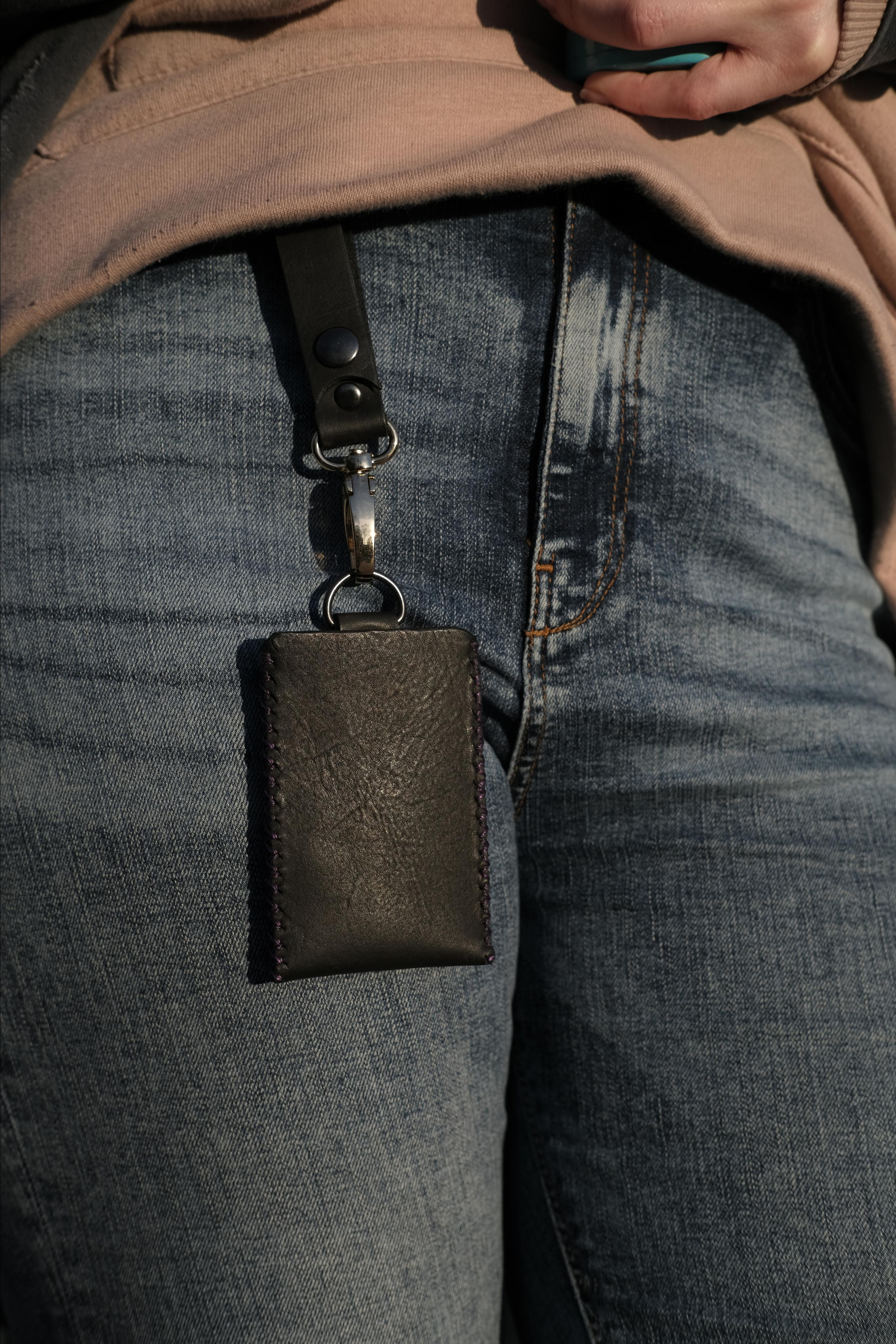 Бейдж для пропуска из чёрной 2 мм юфти. 