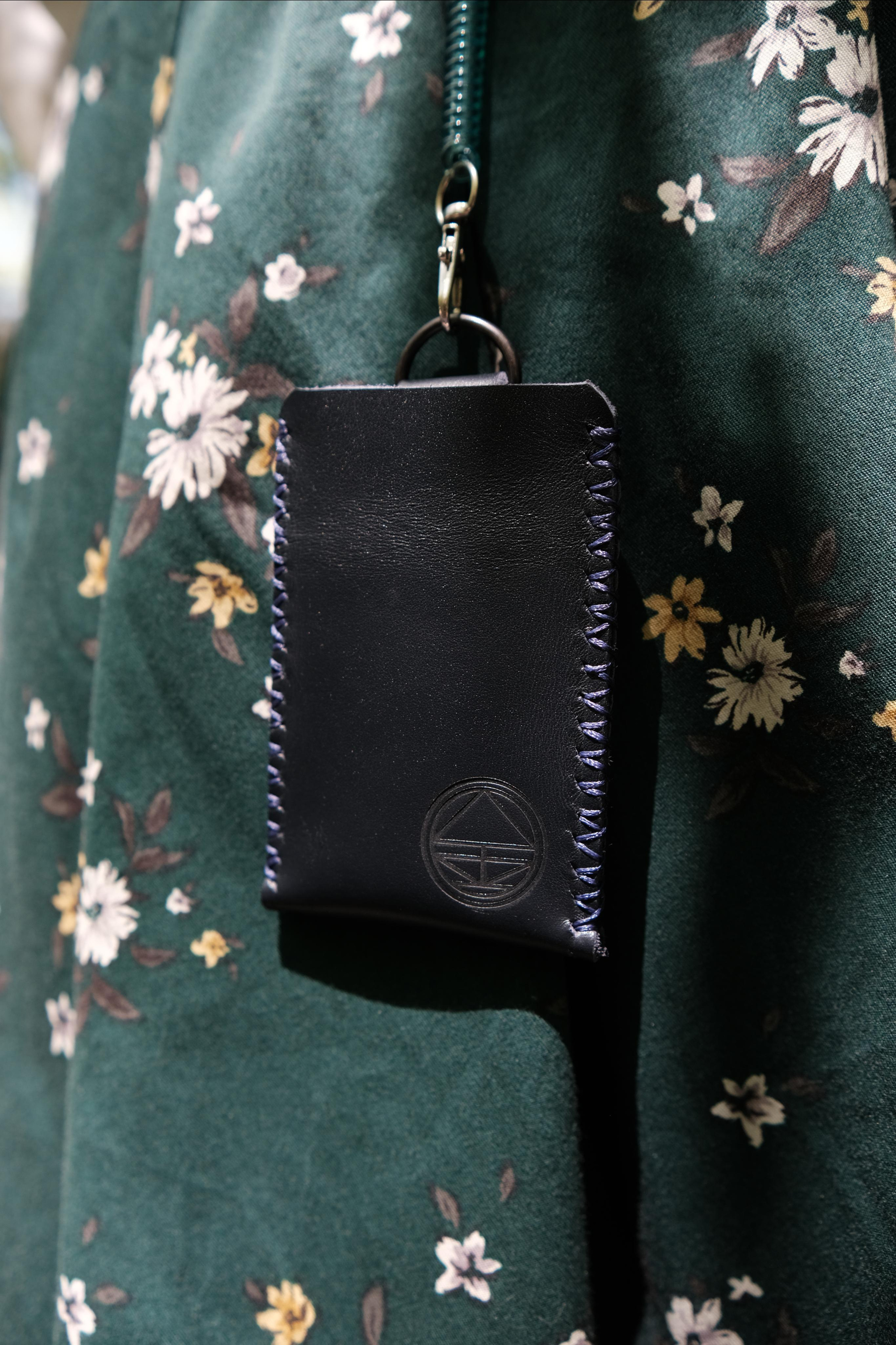 Кардхолдер из 2 мм синей юфти.