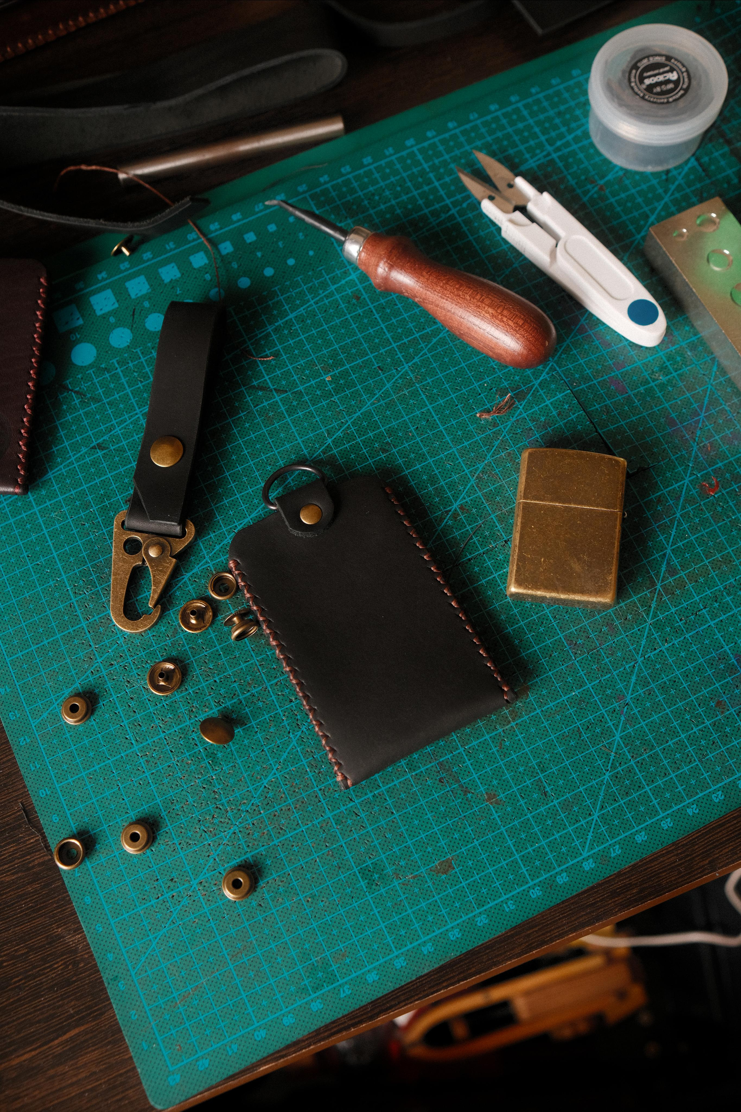 Кардхолдер из 2 мм черной юфти + держатель на ремень.