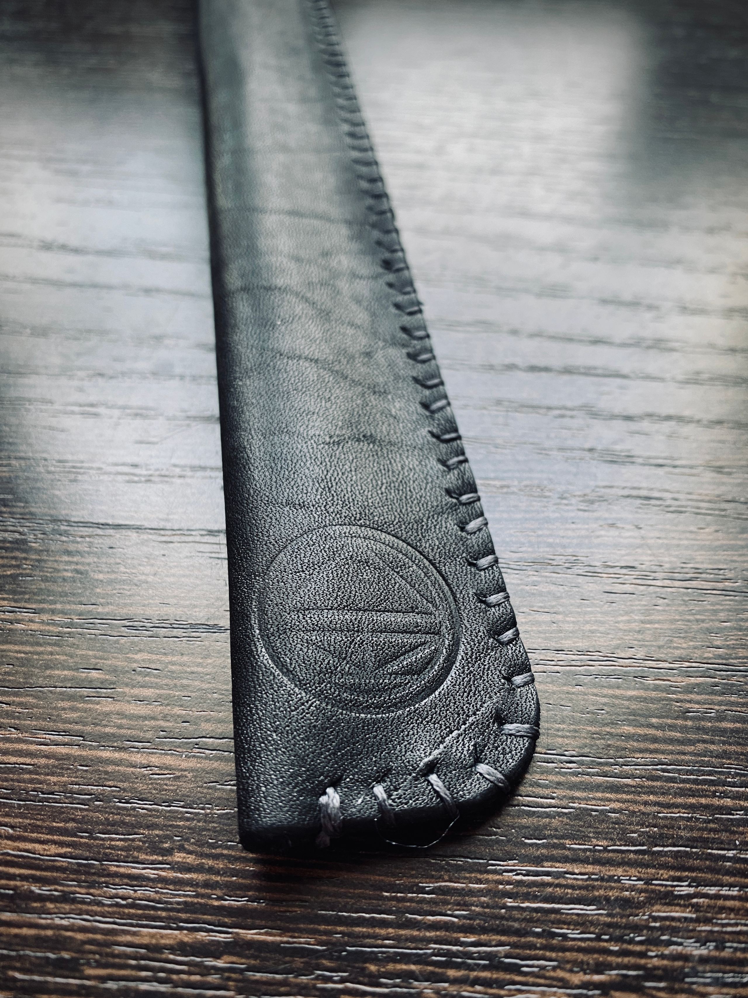 Case for chopsticks made of 2 mm black leather, covered with finish gloss.
