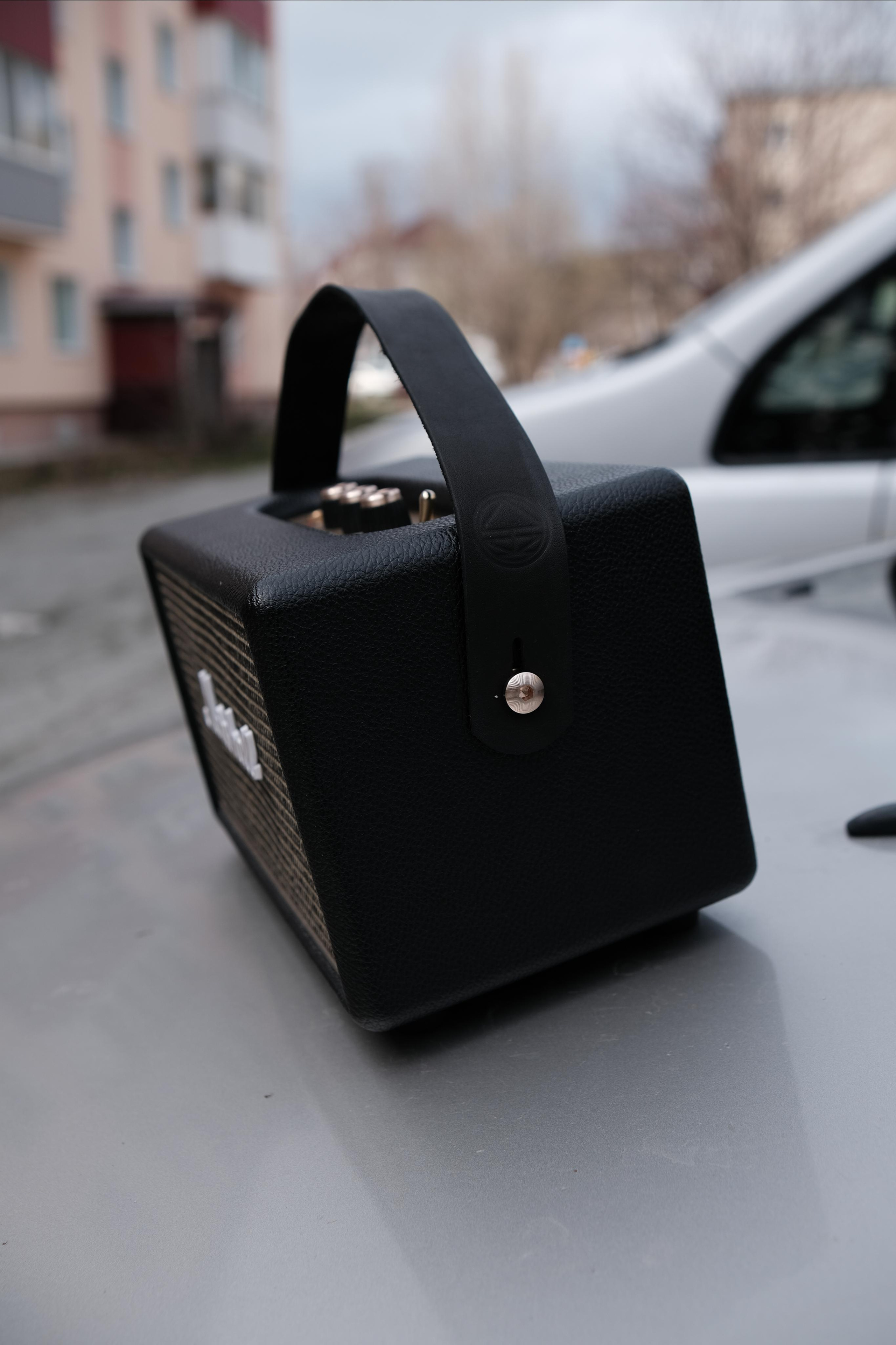 Ручка для портативной акустики Marshall Kilburn из 2 мм черной юфти.