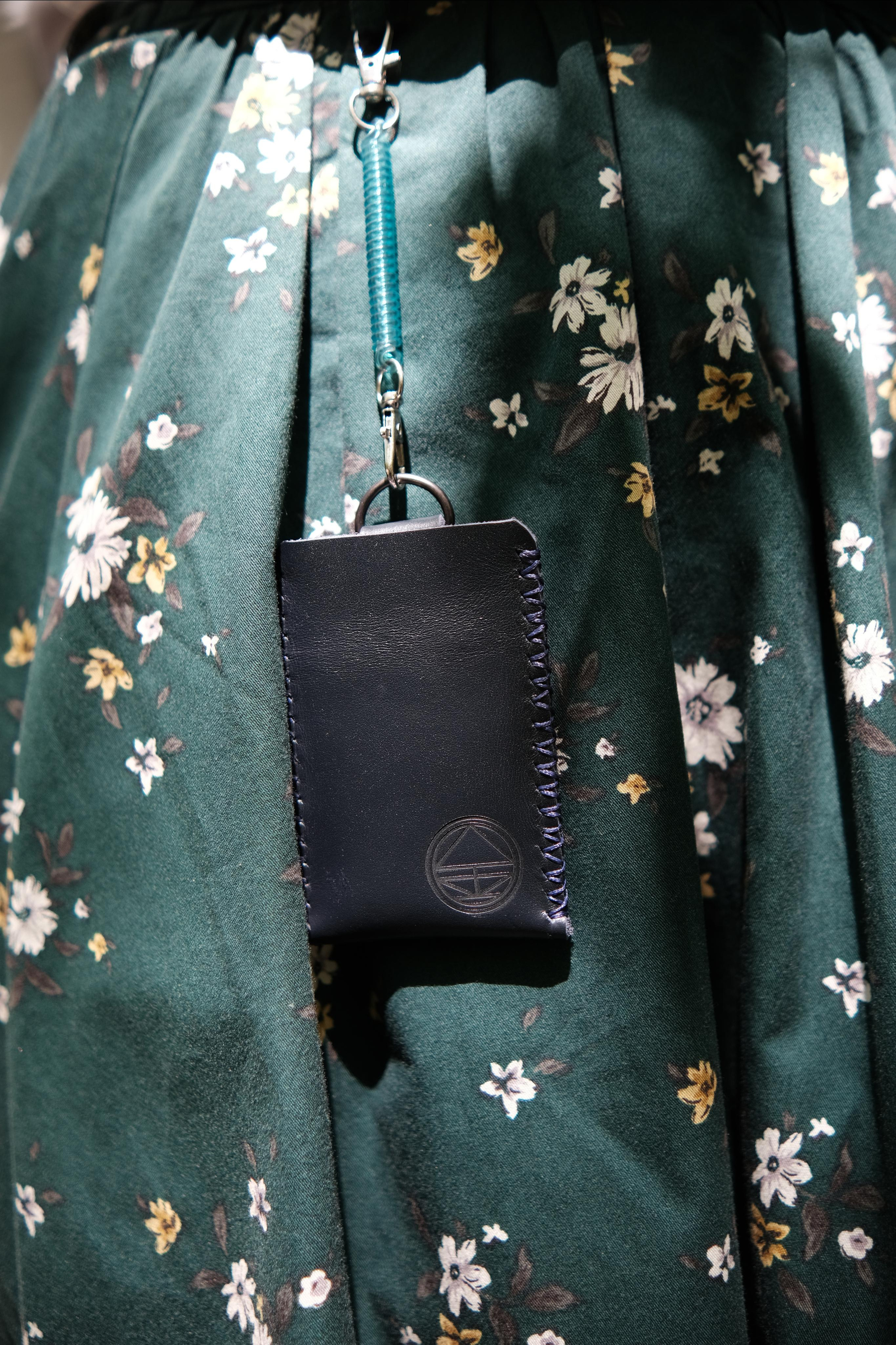 Кардхолдер из 2 мм синей юфти.