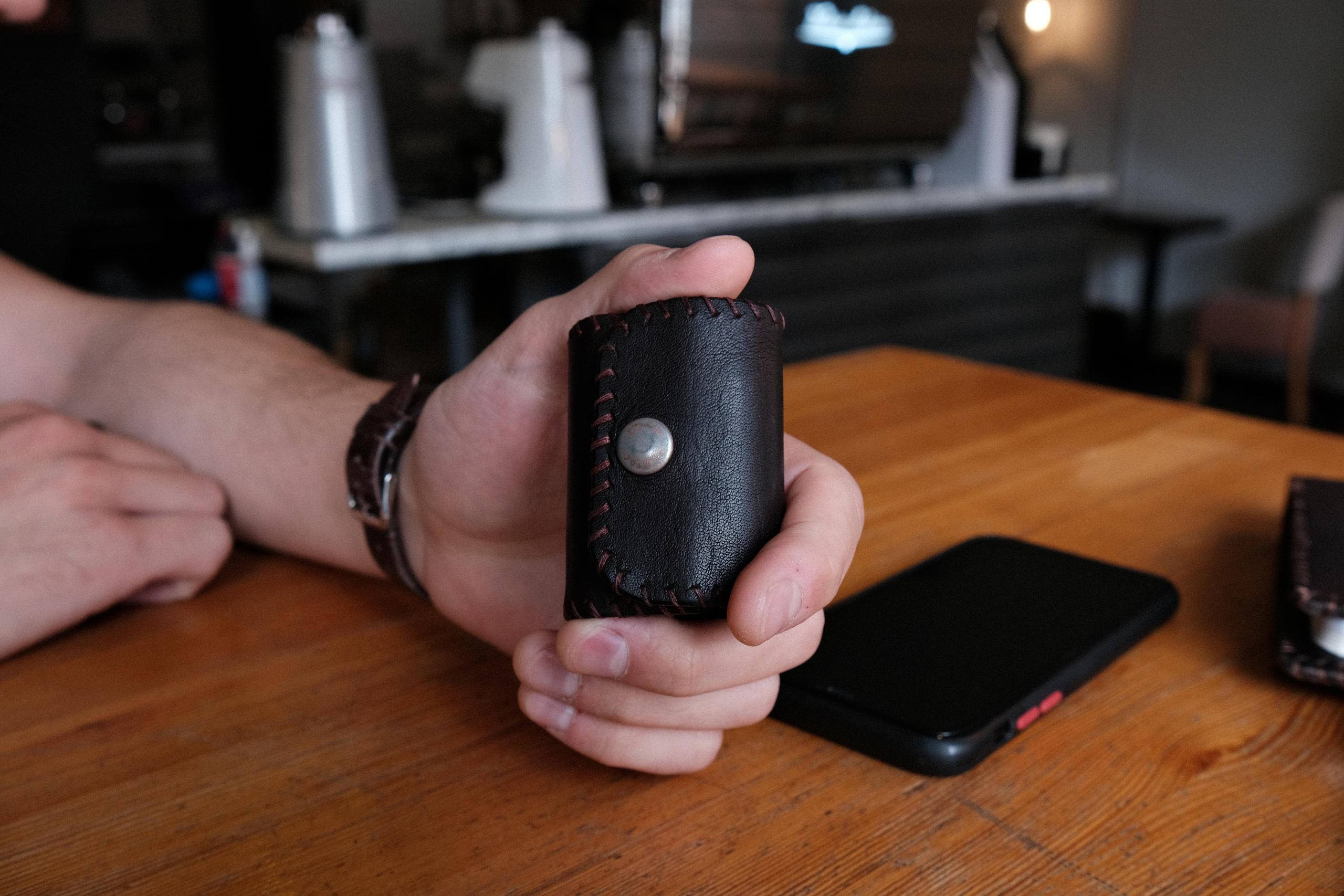 Чехол для наушников AirPods Pro из коричневой 2 мм юфти с матовым финишем. 