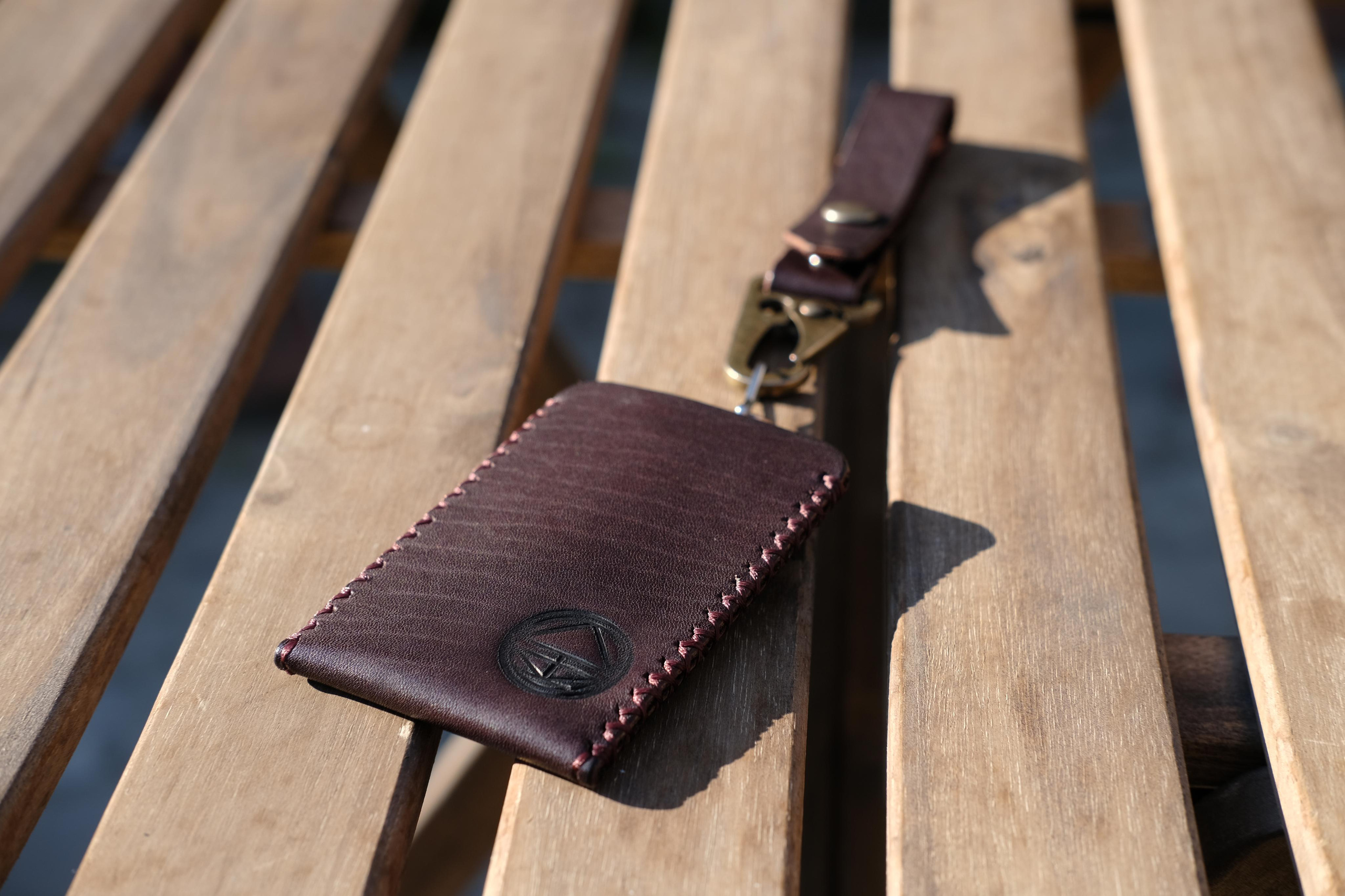 Бейдж для пропуска из коричневой 2 мм юфти. 