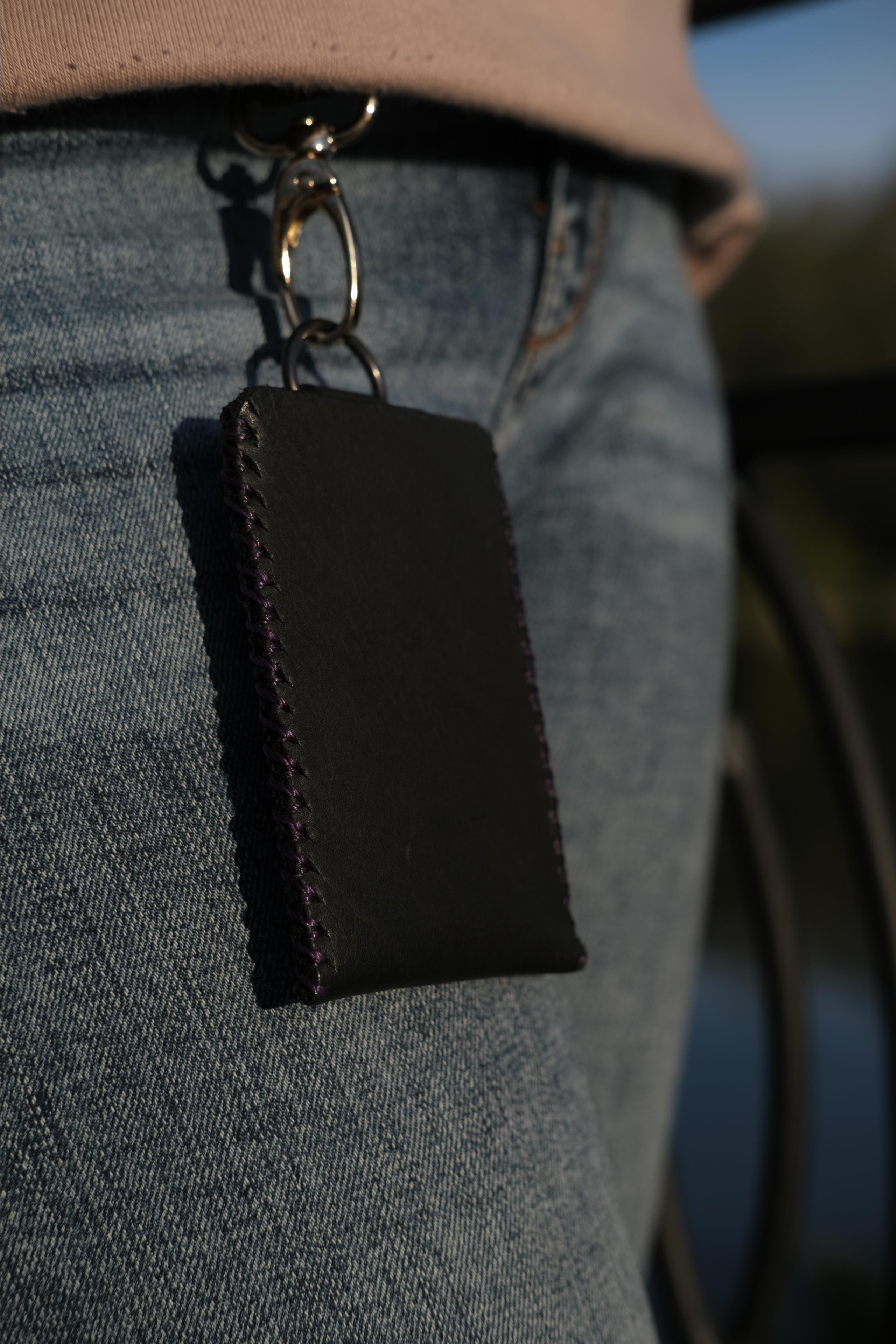 Бейдж для пропуска из чёрной 2 мм юфти. 