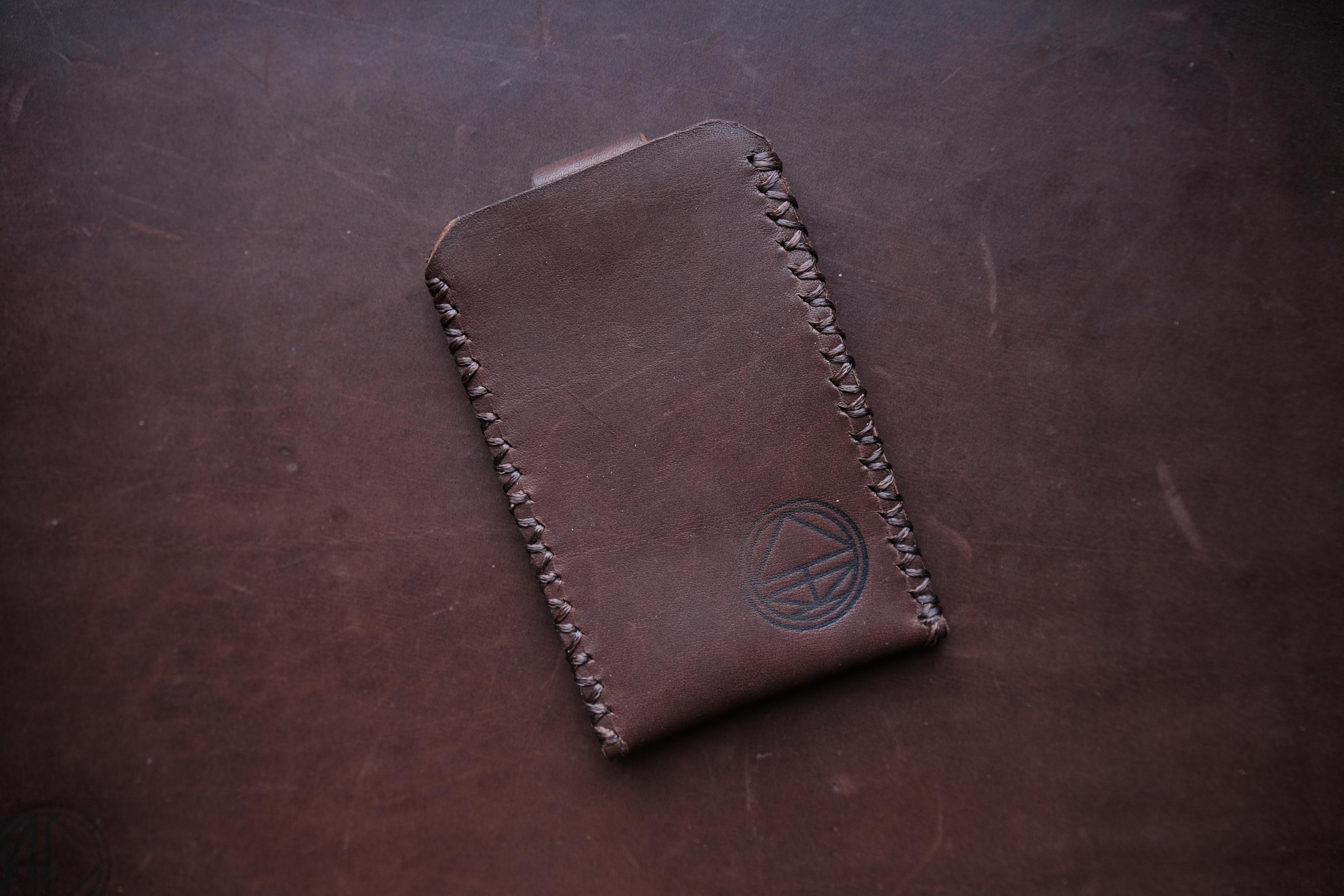 Бейдж для пропуска из коричневой 2 мм юфти. 