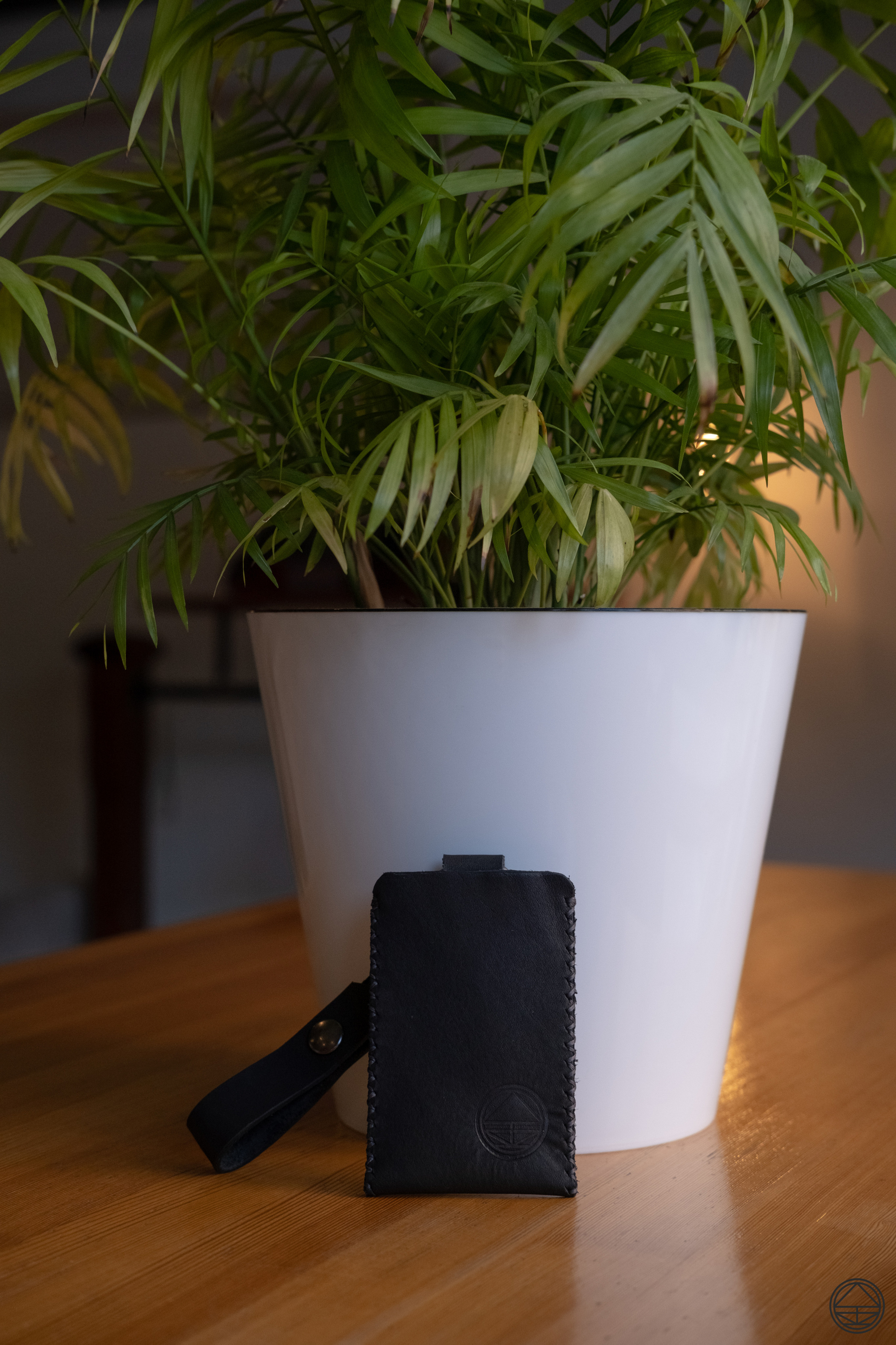 Бейдж для пропуска из чёрной 2 мм юфти. 