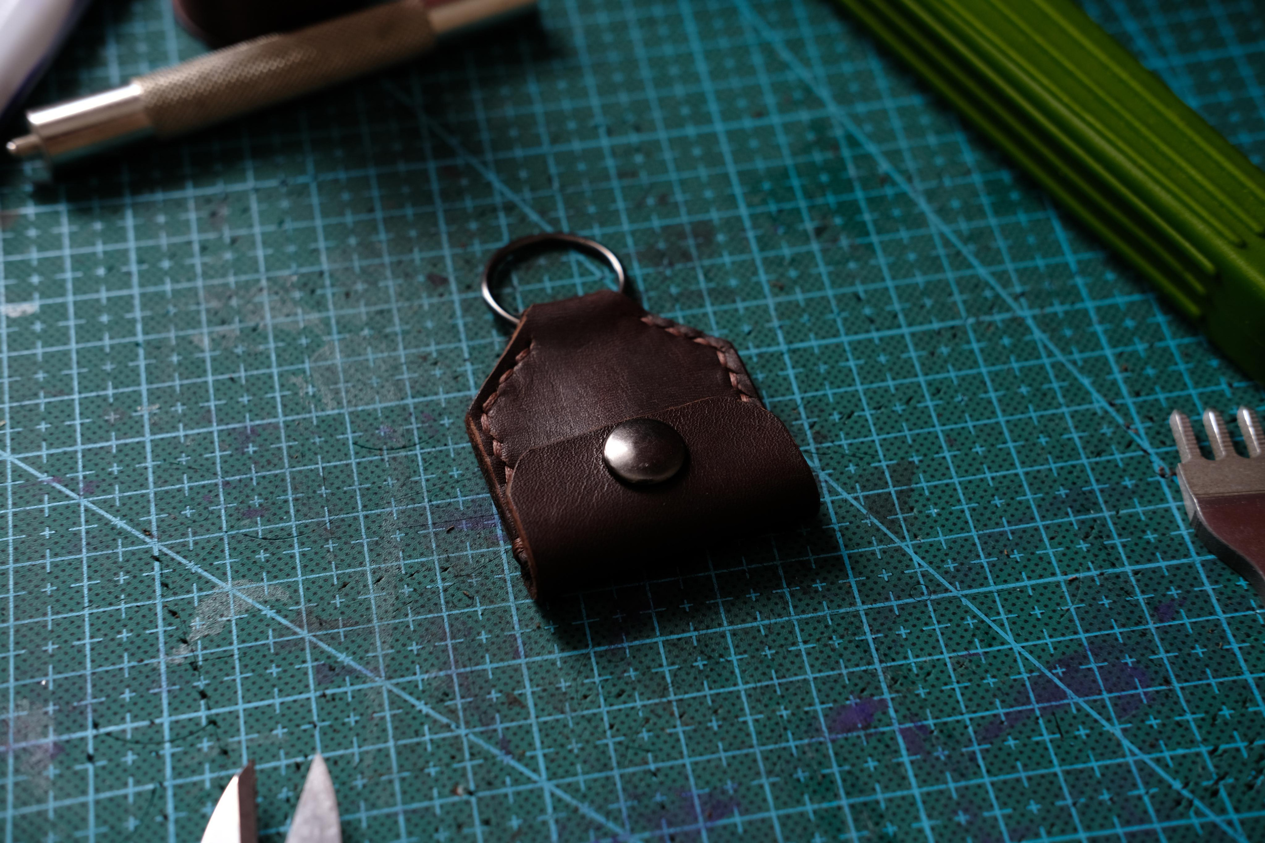 Чехол для SD-карт памяти из коричневой 2 мм юфти с матовым финишем. Вмещается 2-3 карты.