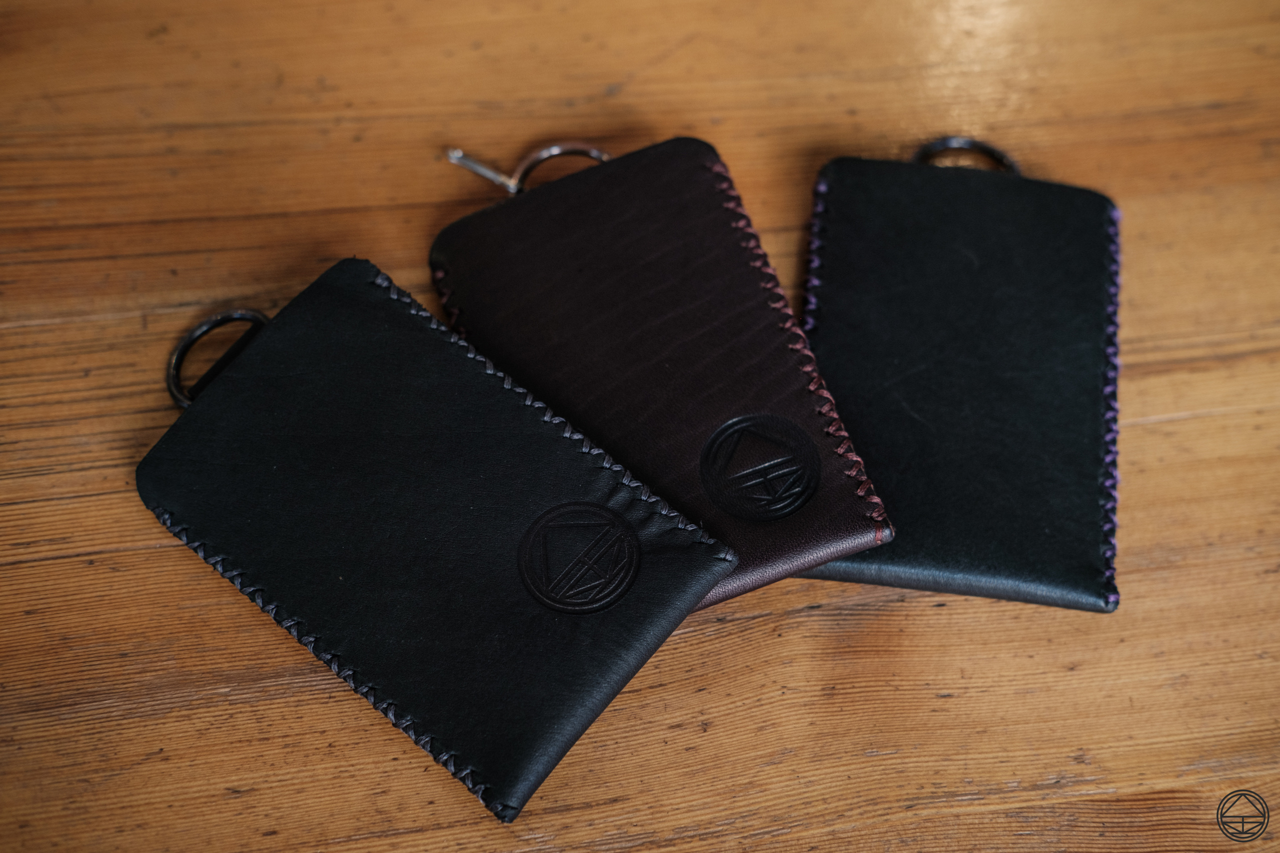 Бейджи для пропуска из коричневой и черной 2 мм юфти. 