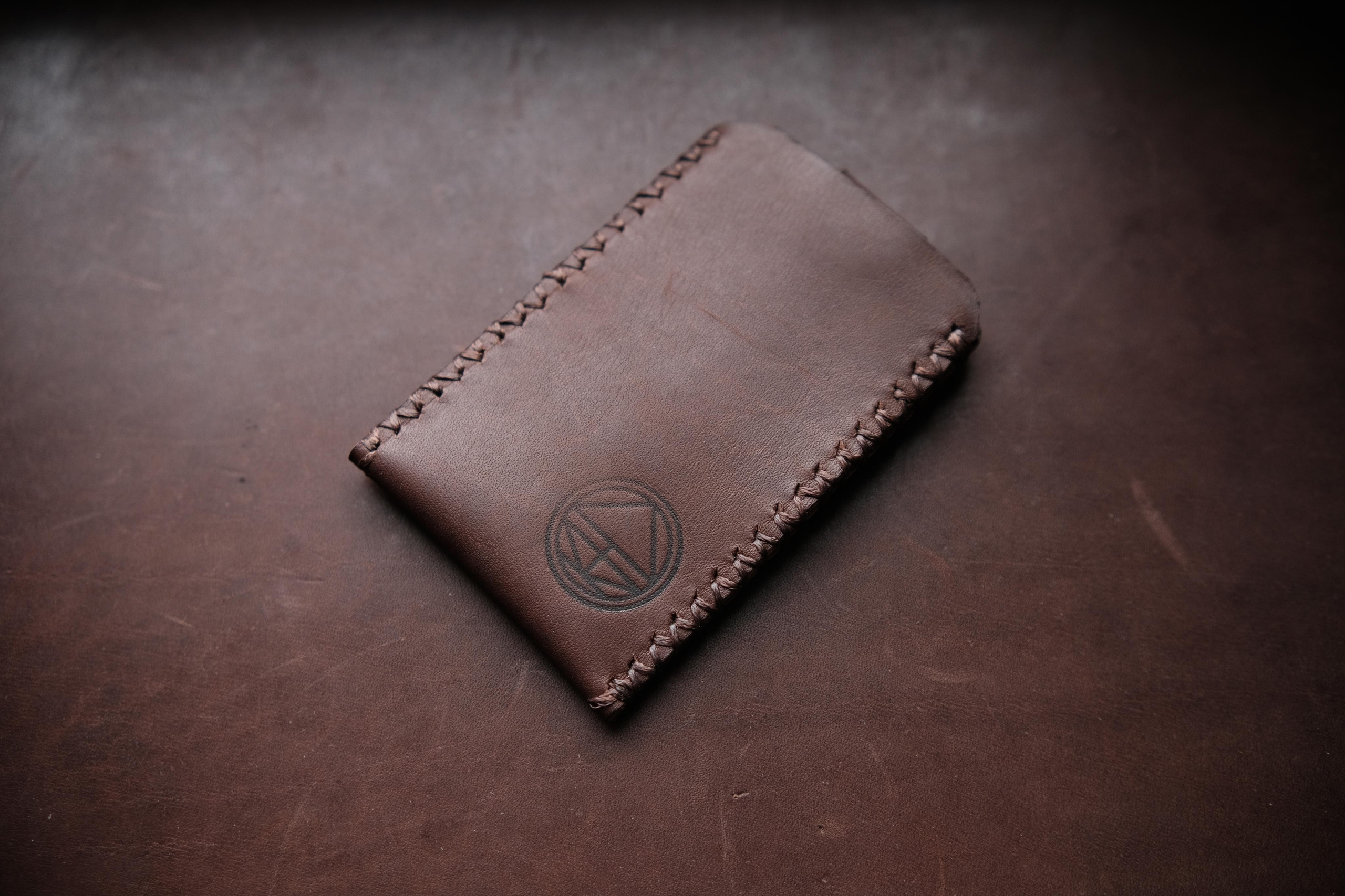 Бейдж для пропуска из коричневой 2 мм юфти. 