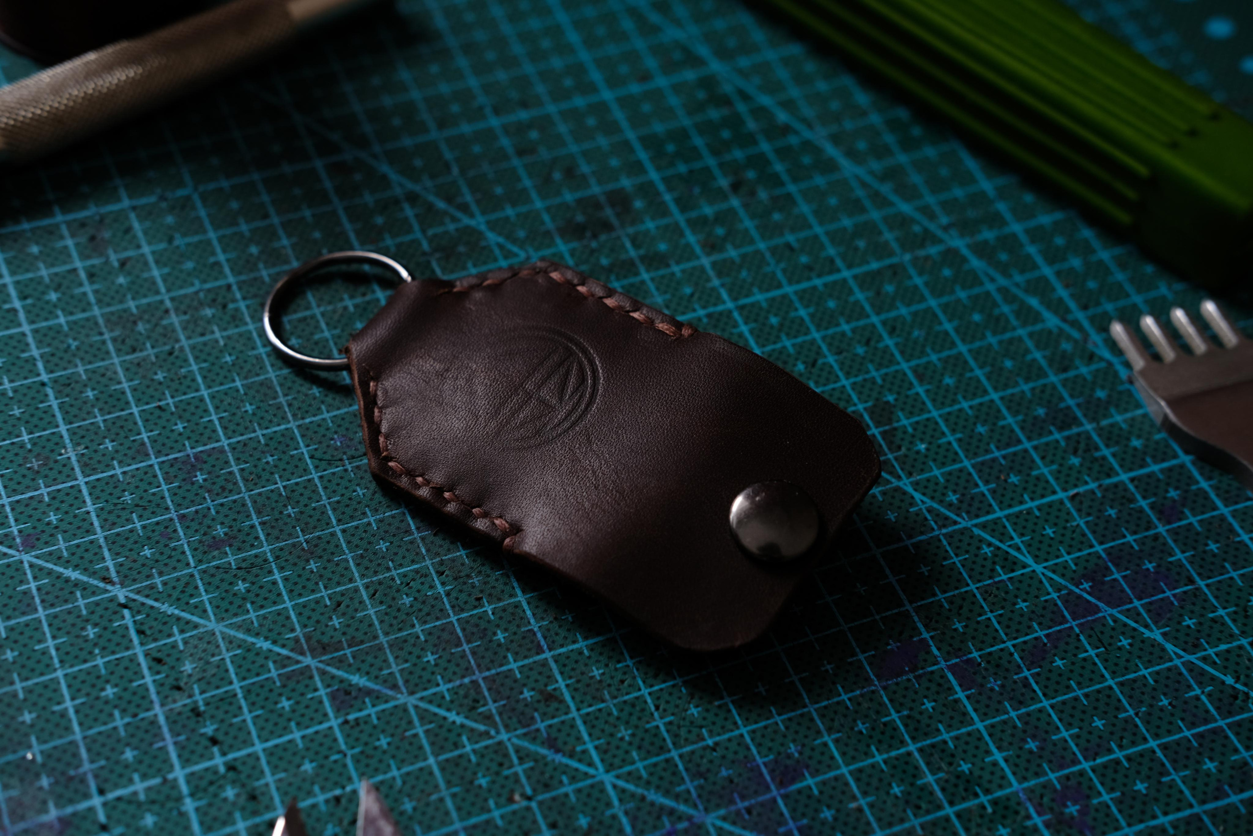 Чехол для SD-карт памяти из коричневой 2 мм юфти с матовым финишем. Вмещается 2-3 карты.