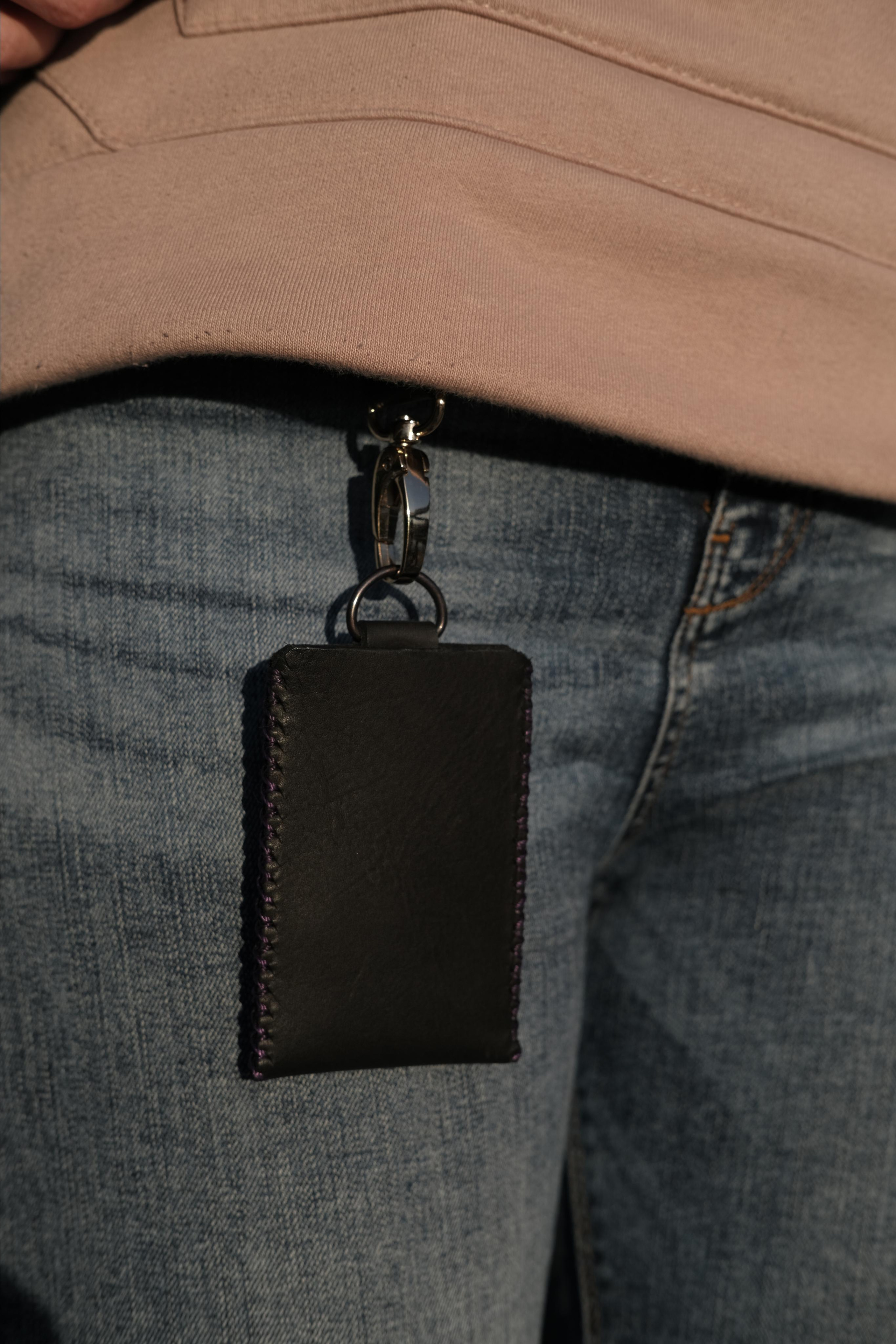 Бейдж для пропуска из чёрной 2 мм юфти. 