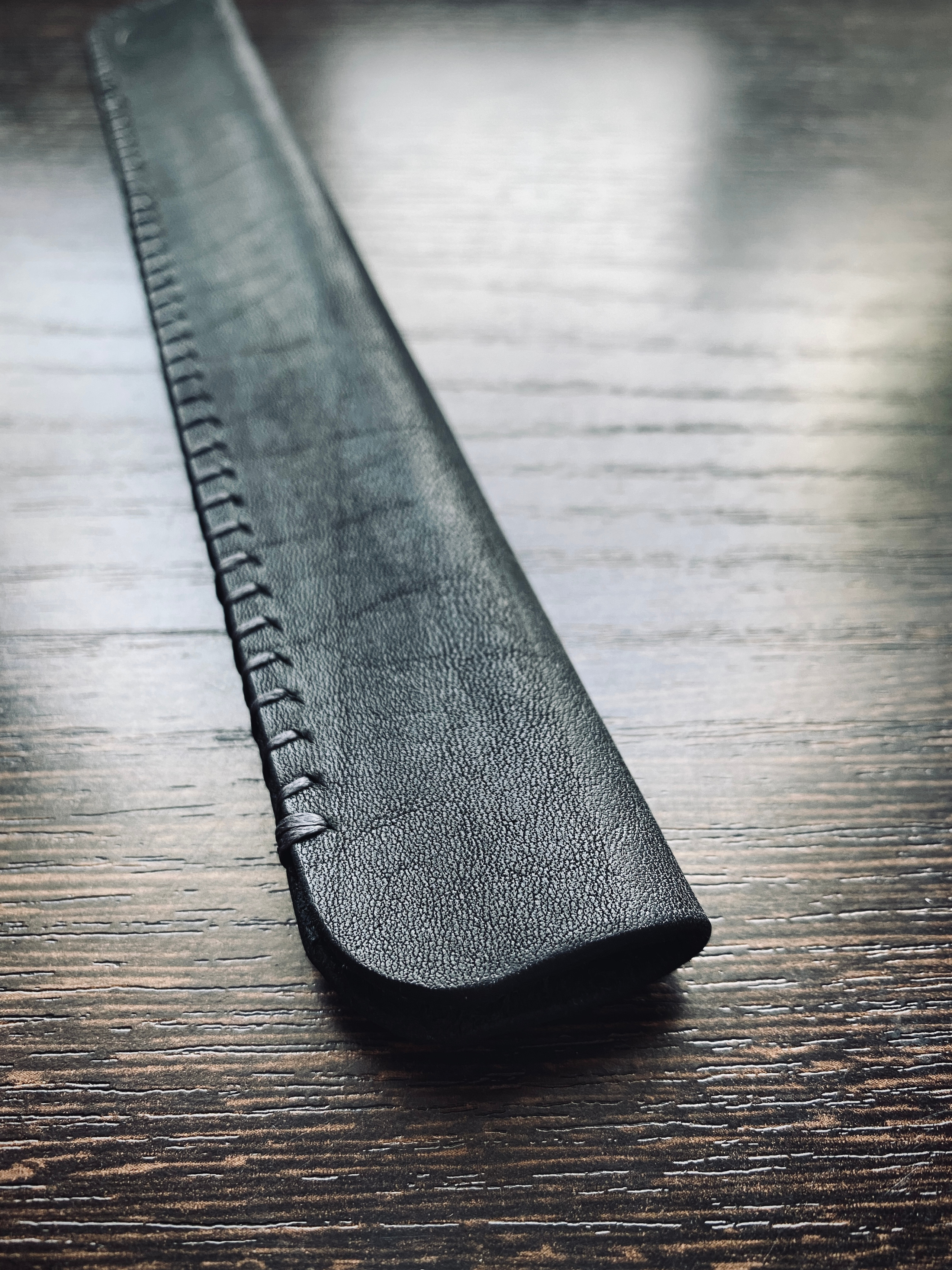 Case for chopsticks made of 2 mm black leather, covered with finish gloss.