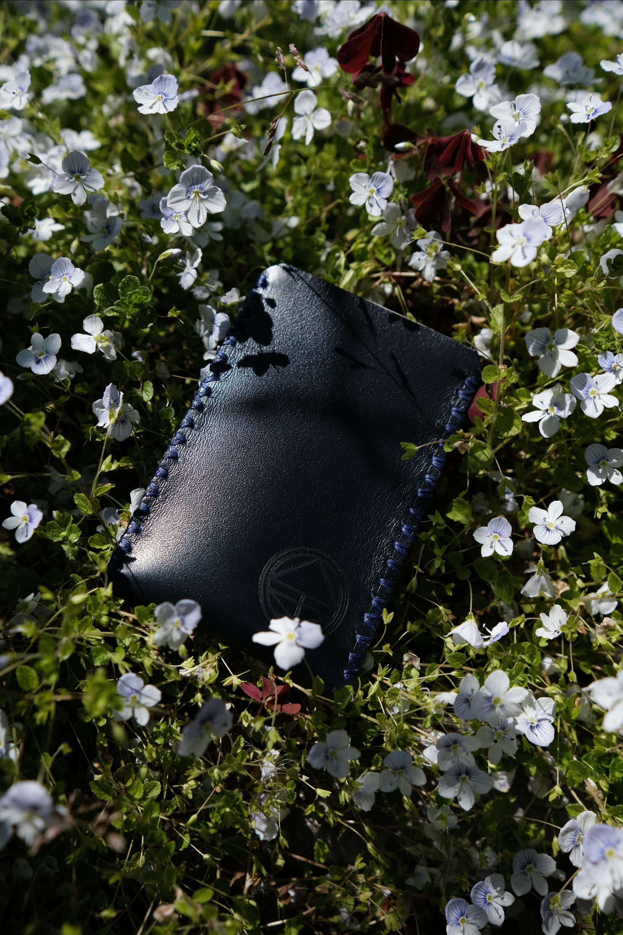 Кардхолдер из 2 мм синей юфти.