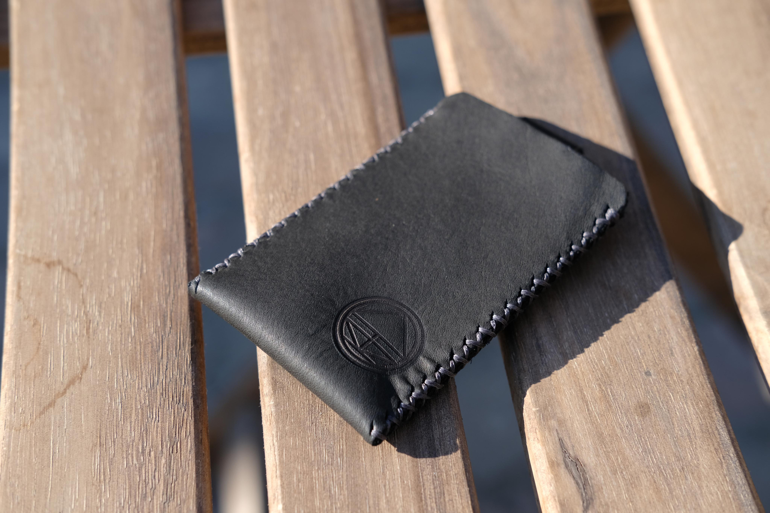 Бейдж для пропуска из чёрной 2 мм юфти. 