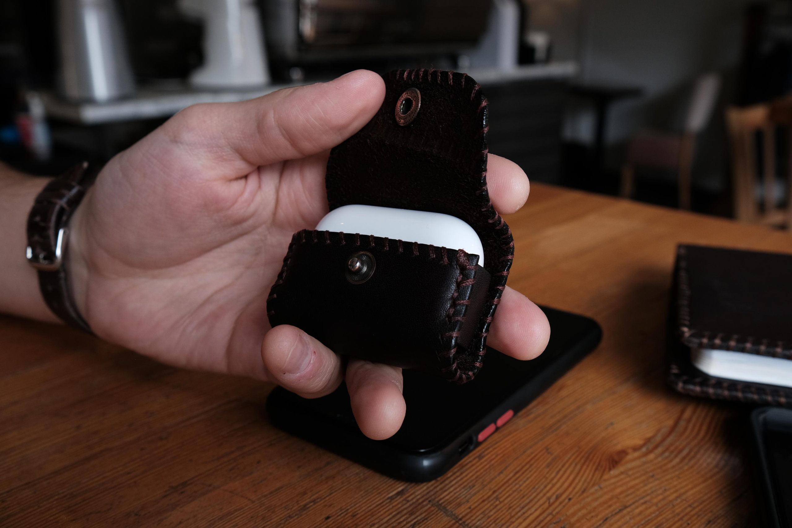 Чехол для наушников AirPods Pro из коричневой 2 мм юфти с матовым финишем. 