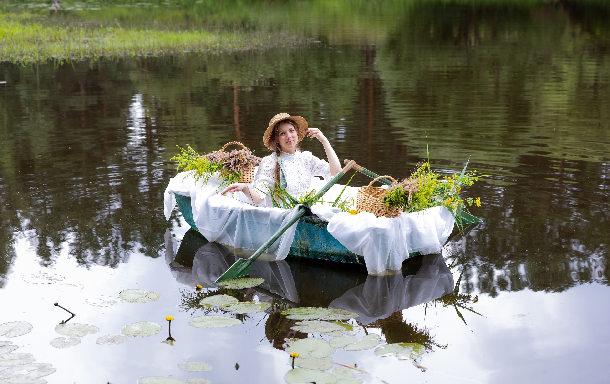 Творческая фотосессия на воде с книгой и полевыми цветами, фотограф Карасёва Елена